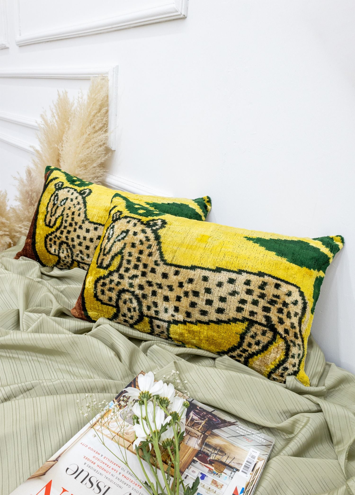 Soho Antiq-Linn El Yapımı İkat Leopar Figürlü Kadife Yastık 30x50 Cm-Kırlent-2-Milagron.com