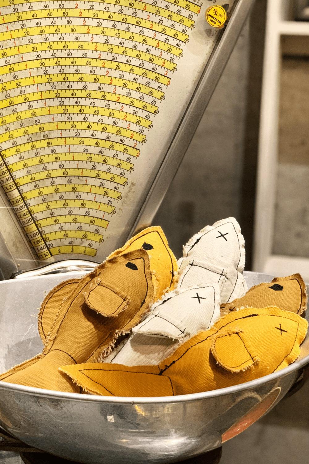 St. Pia-Hamsi El Yapımı Kedi + Köpek Oyuncağı - Mustard-Köpek-3-Milagron.com