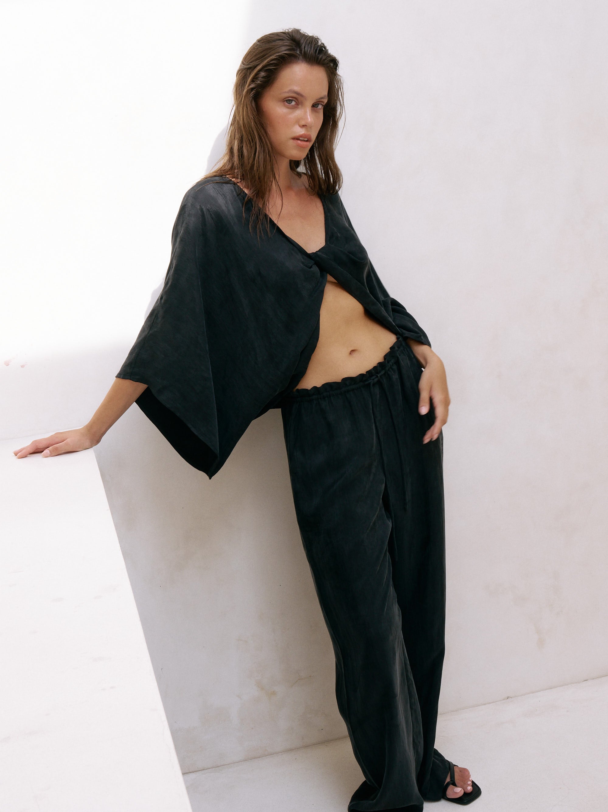 The Handloom-Lucid Knot Top Black-Gömlek-1-Milagron.com