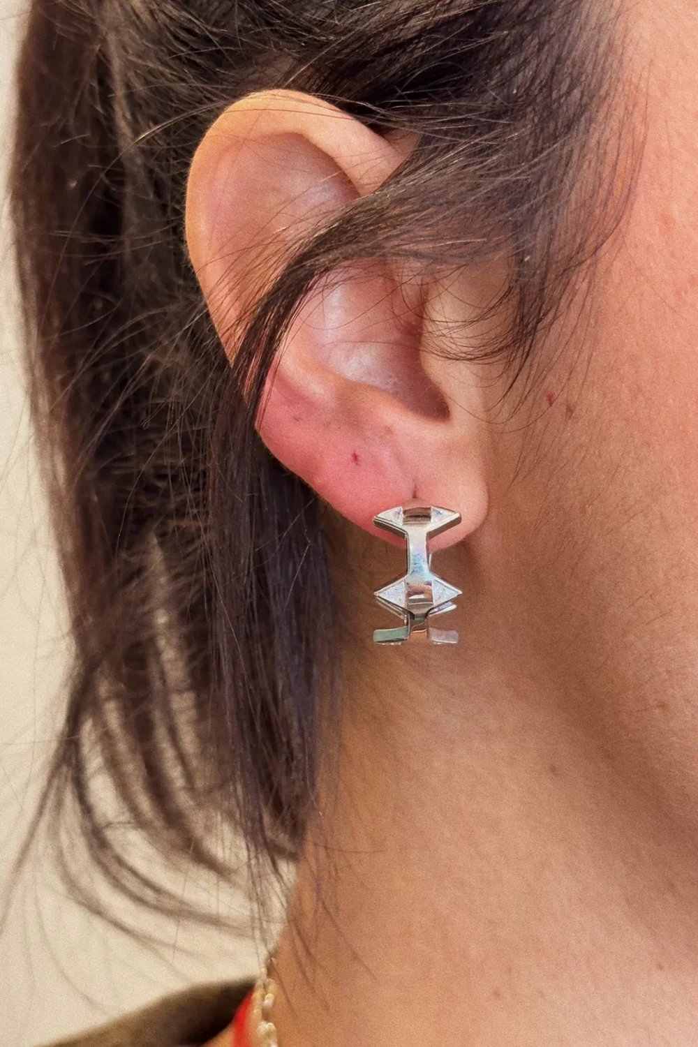 The Pheia-Üçgen Taş Detaylı Halka Küpe | 925 Ayar Gümüş-Küpe-1-Milagron.com