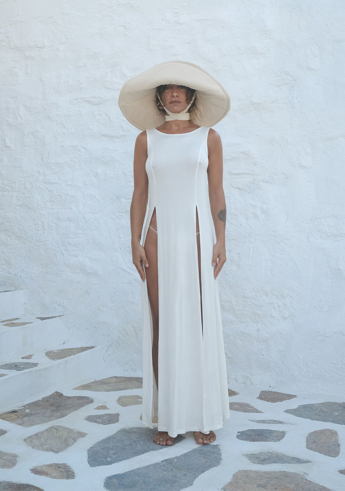 Tiny-Beyaz Derin Yırtmaçlı Yumuşak Kolsuz Elbise-Elbise-1-Milagron.com