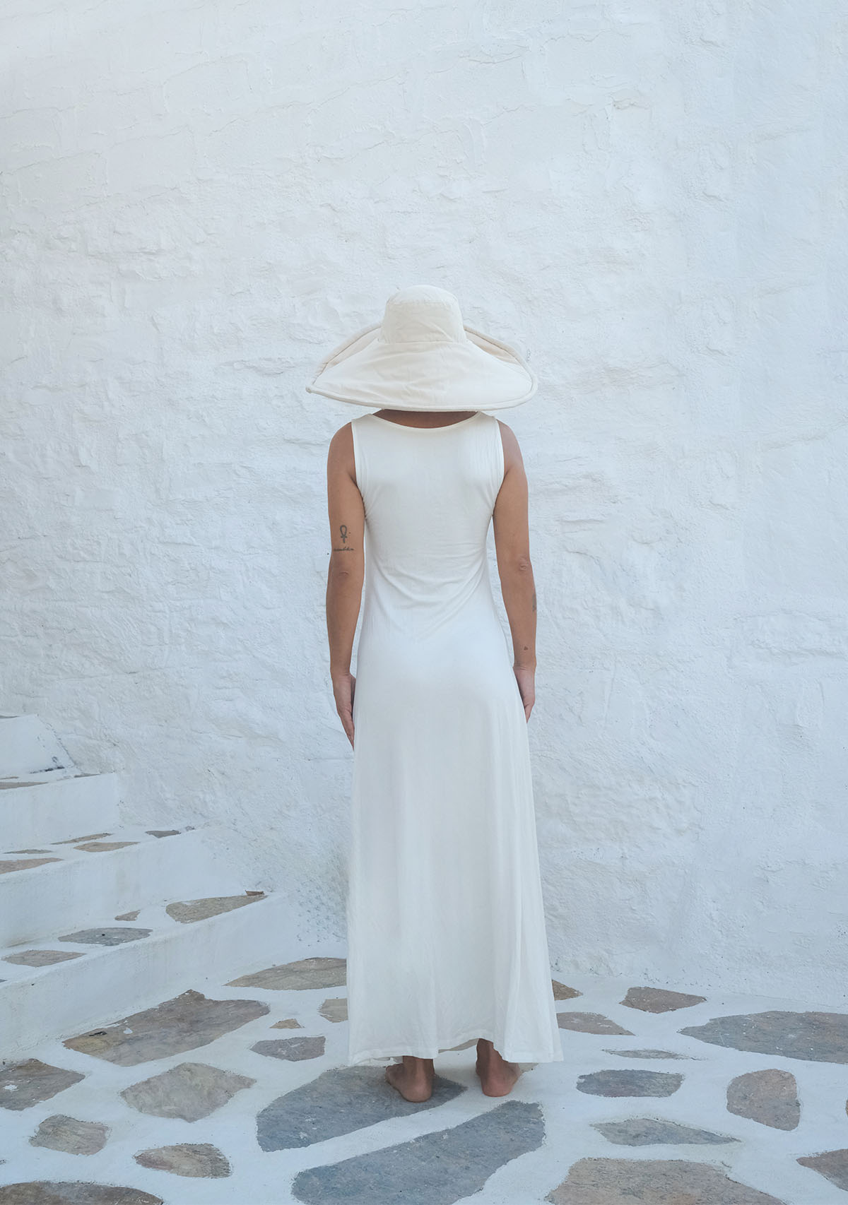 Tiny-Beyaz Derin Yırtmaçlı Yumuşak Kolsuz Elbise-Elbise-2-Milagron.com