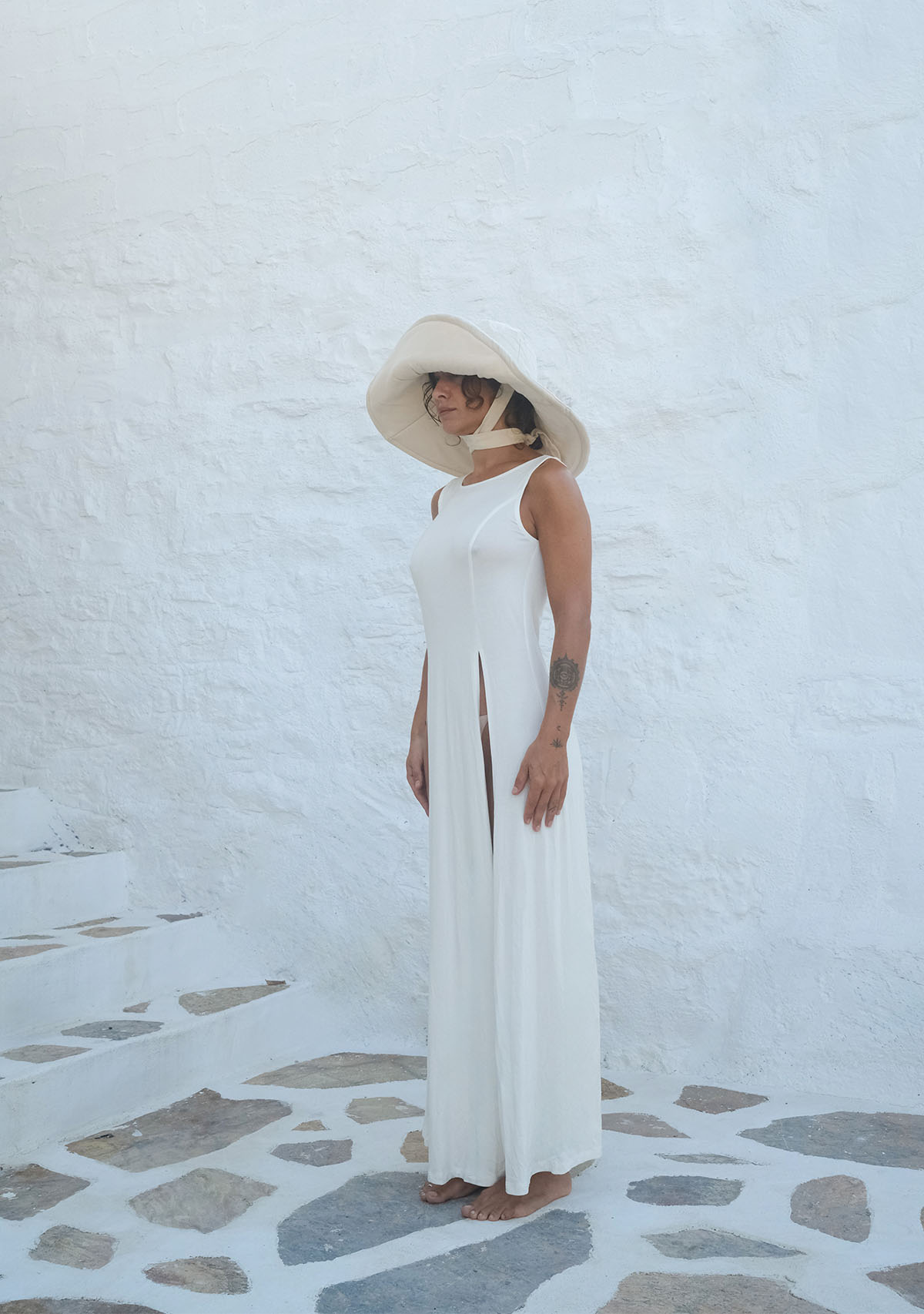 Tiny-Beyaz Derin Yırtmaçlı Yumuşak Kolsuz Elbise-Elbise-4-Milagron.com