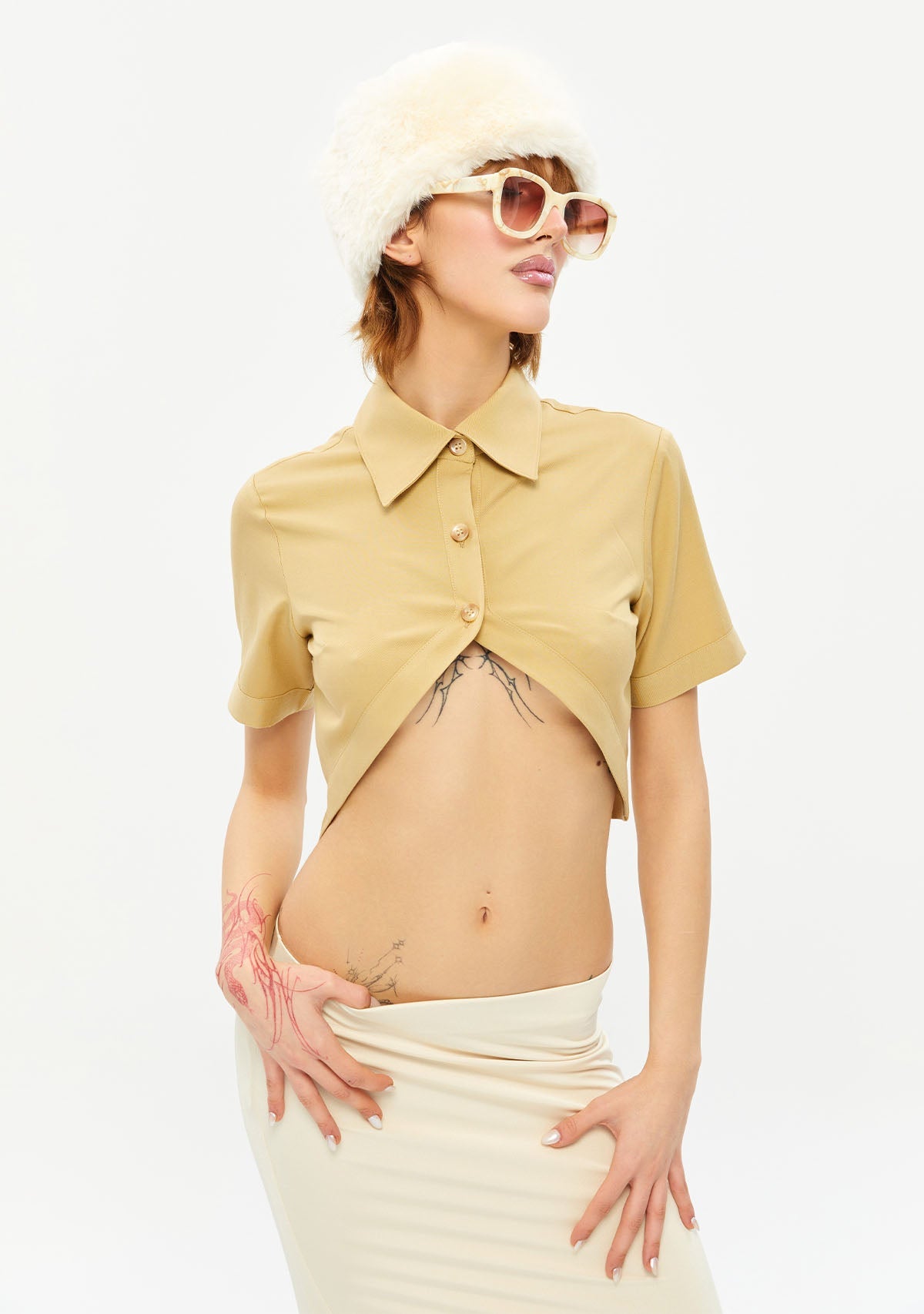 Tiny-Göbeği Açık Dik Yaka Kısa Bej Gömlek-Gömlek-5-Milagron.com