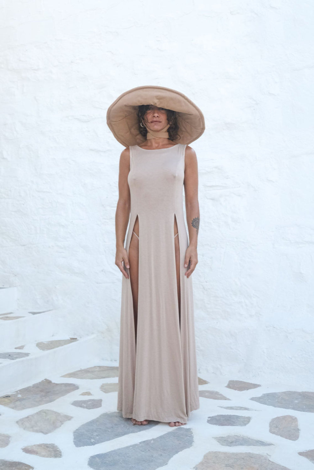 Tiny-Nude Derin Yırtmaçlı Yumuşak Kolsuz Elbise-Elbise-1-Milagron.com