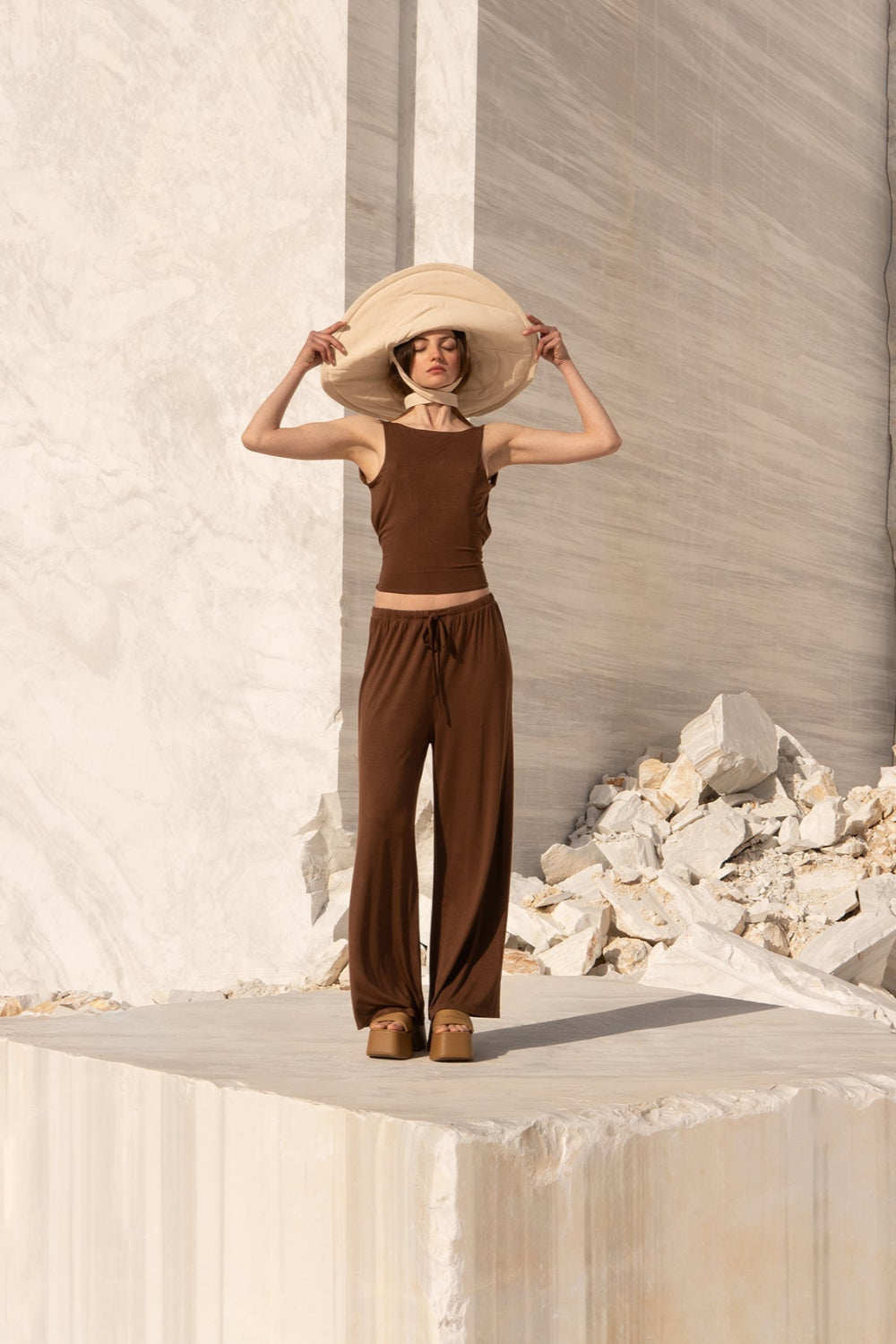 Tiny-Sırtı Açık Belden Bağlamalı Kahverengi Bluz-Bluz-2-Milagron.com