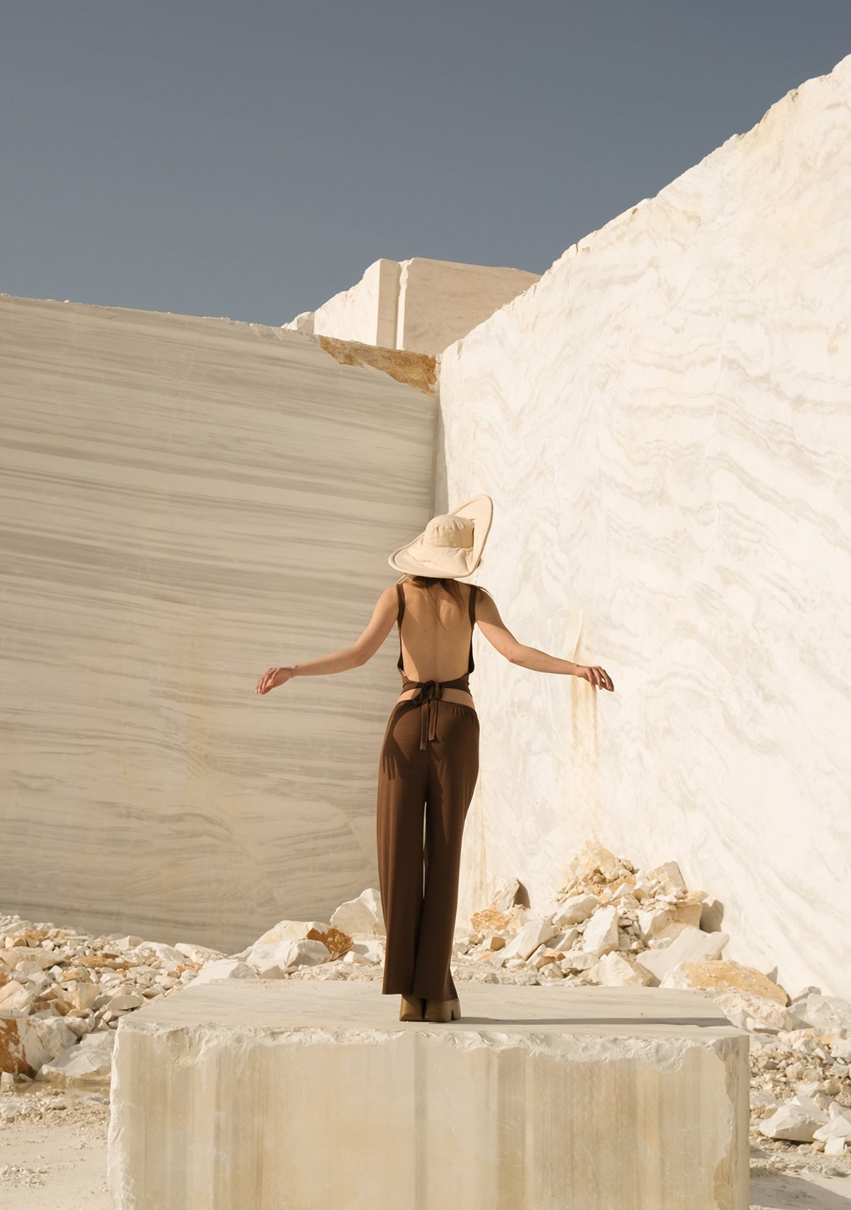 Tiny-Sırtı Açık Belden Bağlamalı Kahverengi Bluz-Bluz-8-Milagron.com