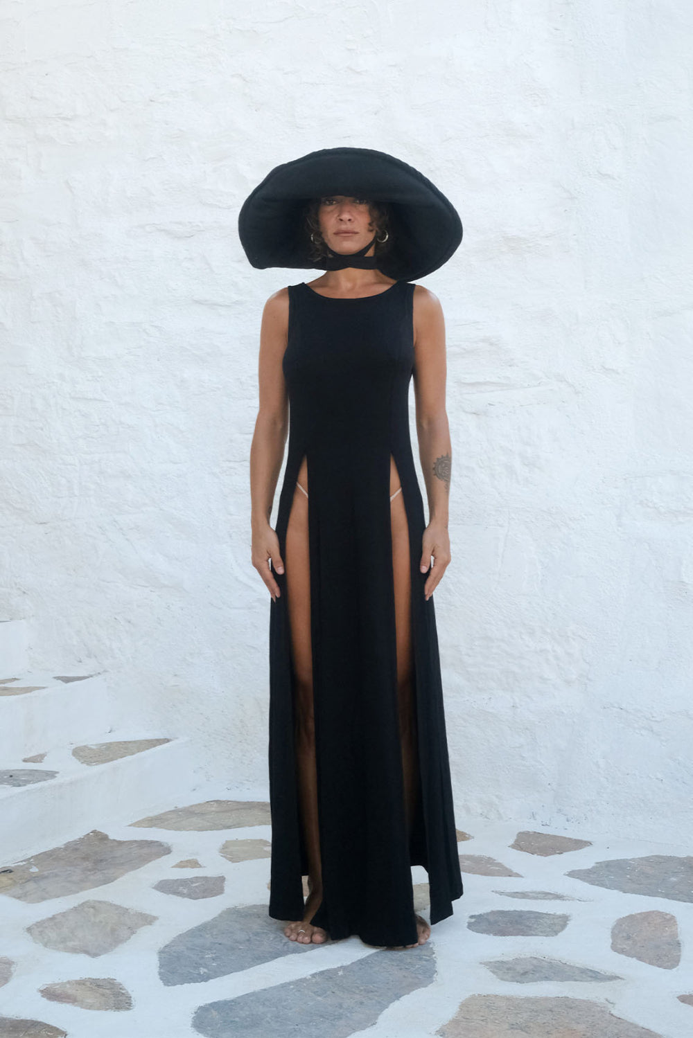 Tiny-Siyah Derin Yırtmaçlı Yumuşak Kolsuz Elbise-Elbise-1-Milagron.com