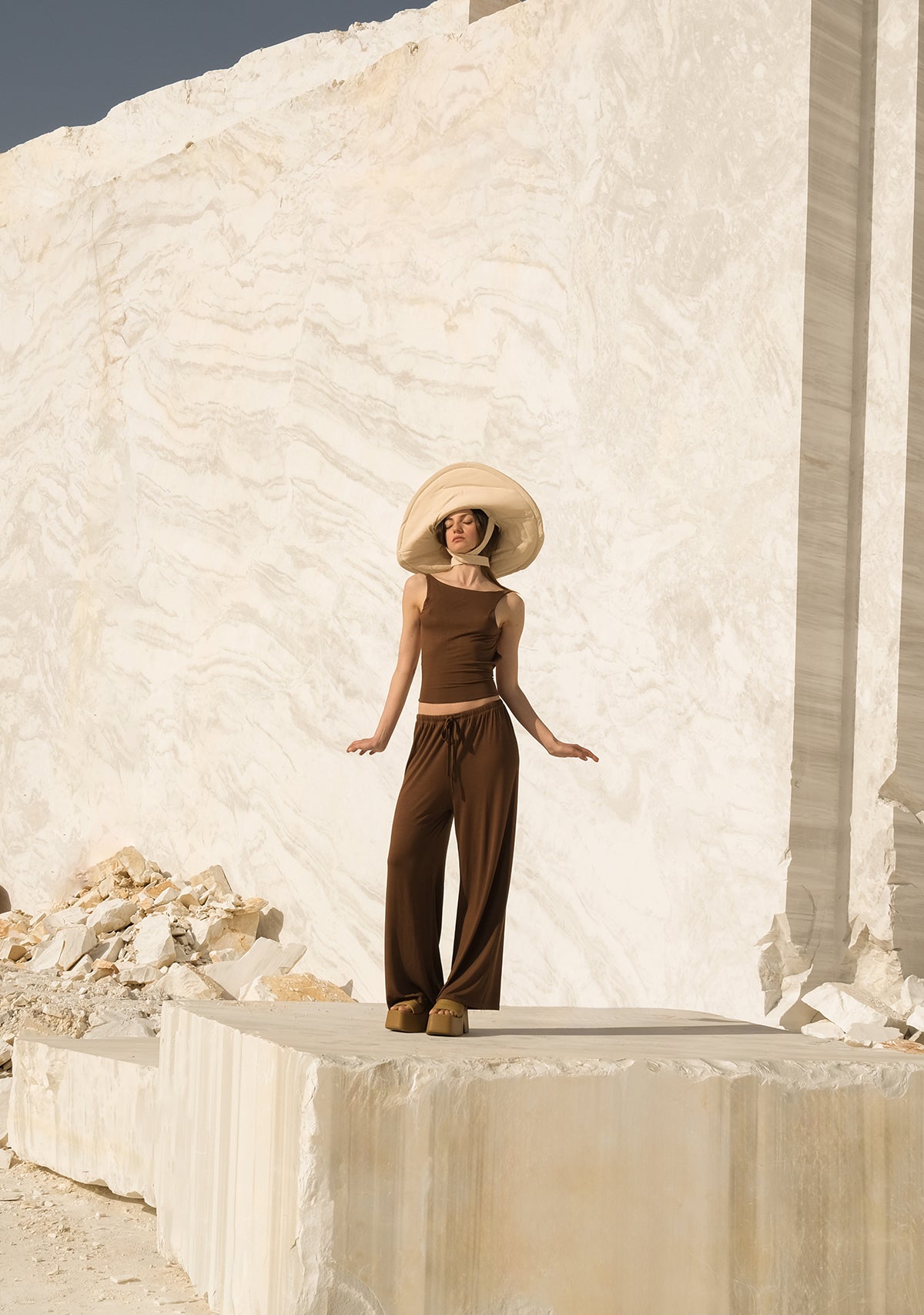 Tiny-Yumuşak Dökümlü Kahverengi Beli Lastikli Pantolon-Pantolon-3-Milagron.com