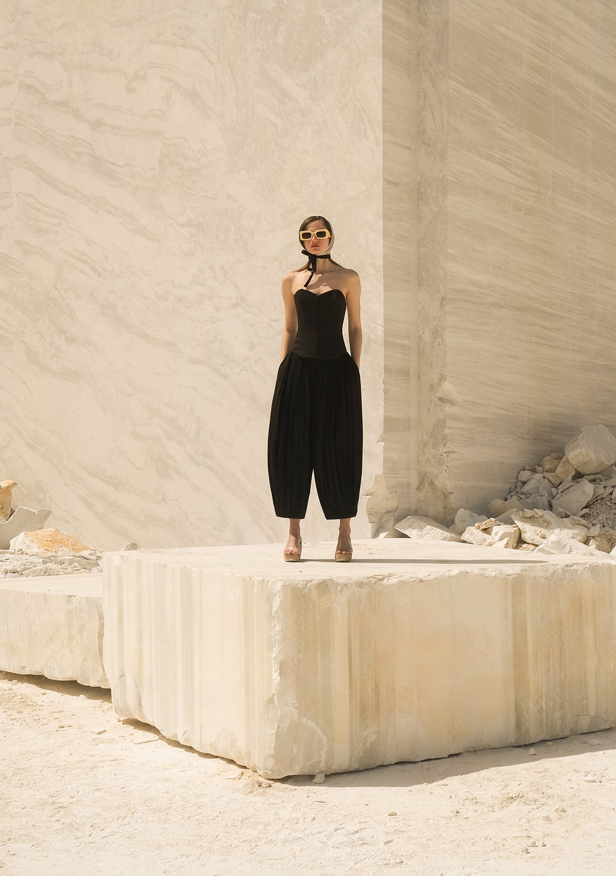 Tiny-önü Fermuarlı Sırtı Ayarlanabilir Balenli Siyah Korse-Büstiyer-2-Milagron.com