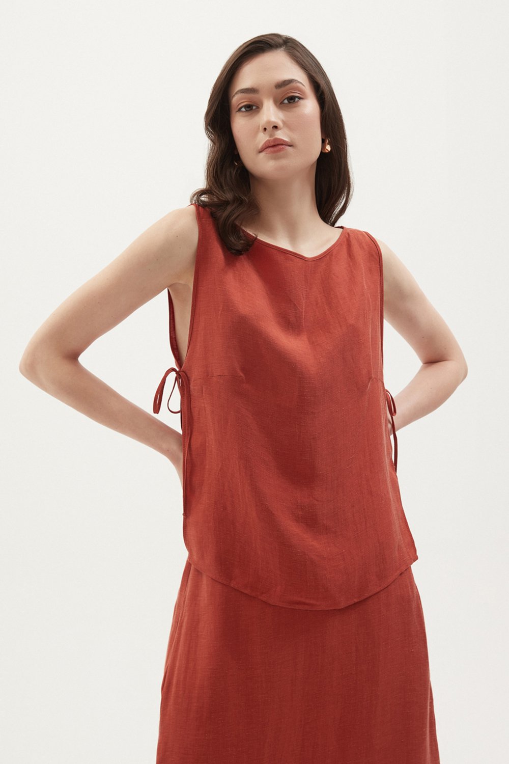 Towdoo-Poppy – Yan Bağlı Kolsuz Bluz – Kiremit-Bluz-4-Milagron.com