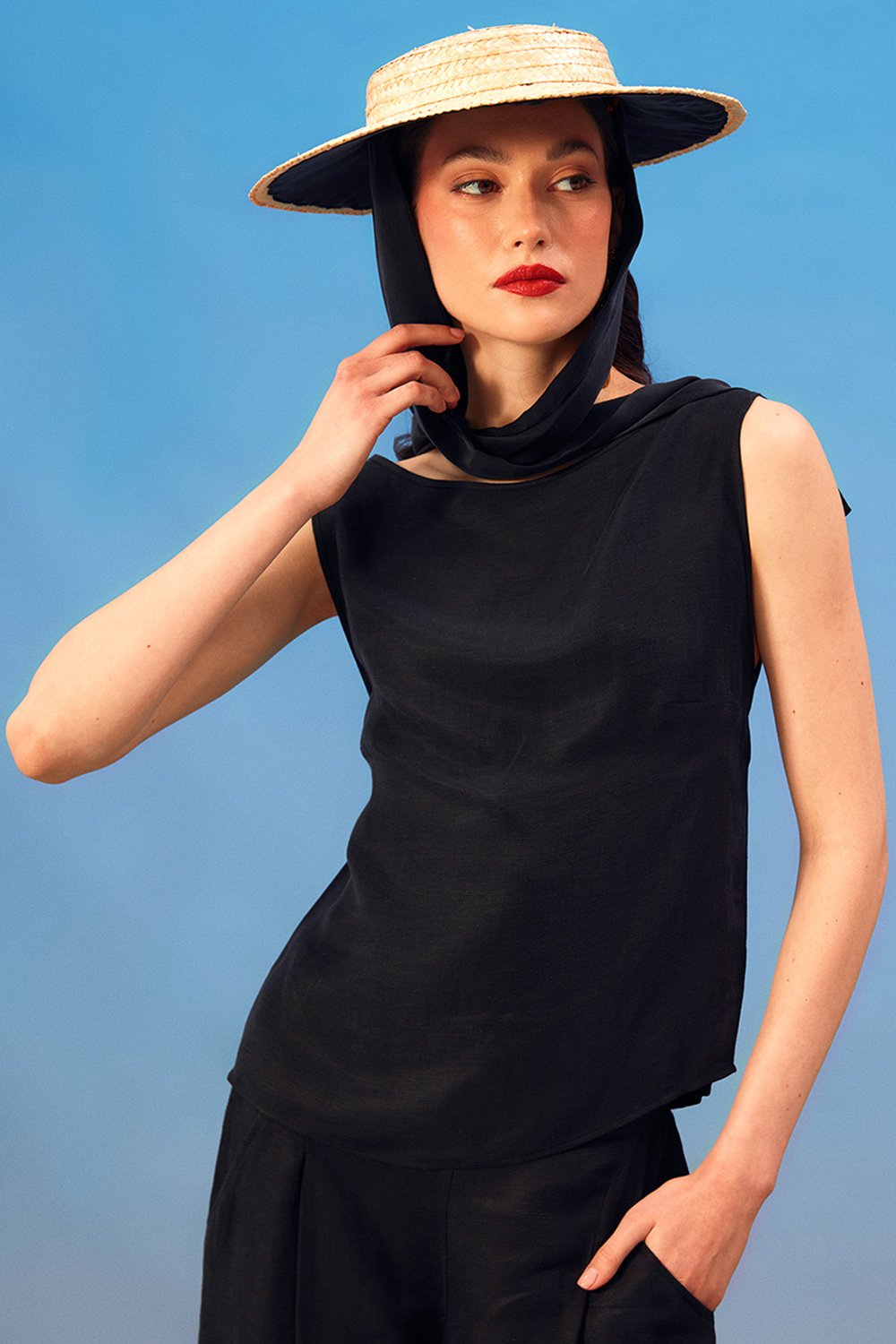 Towdoo-Poppy – Yan Bağlı Kolsuz Bluz – Siyah-Bluz-1-Milagron.com