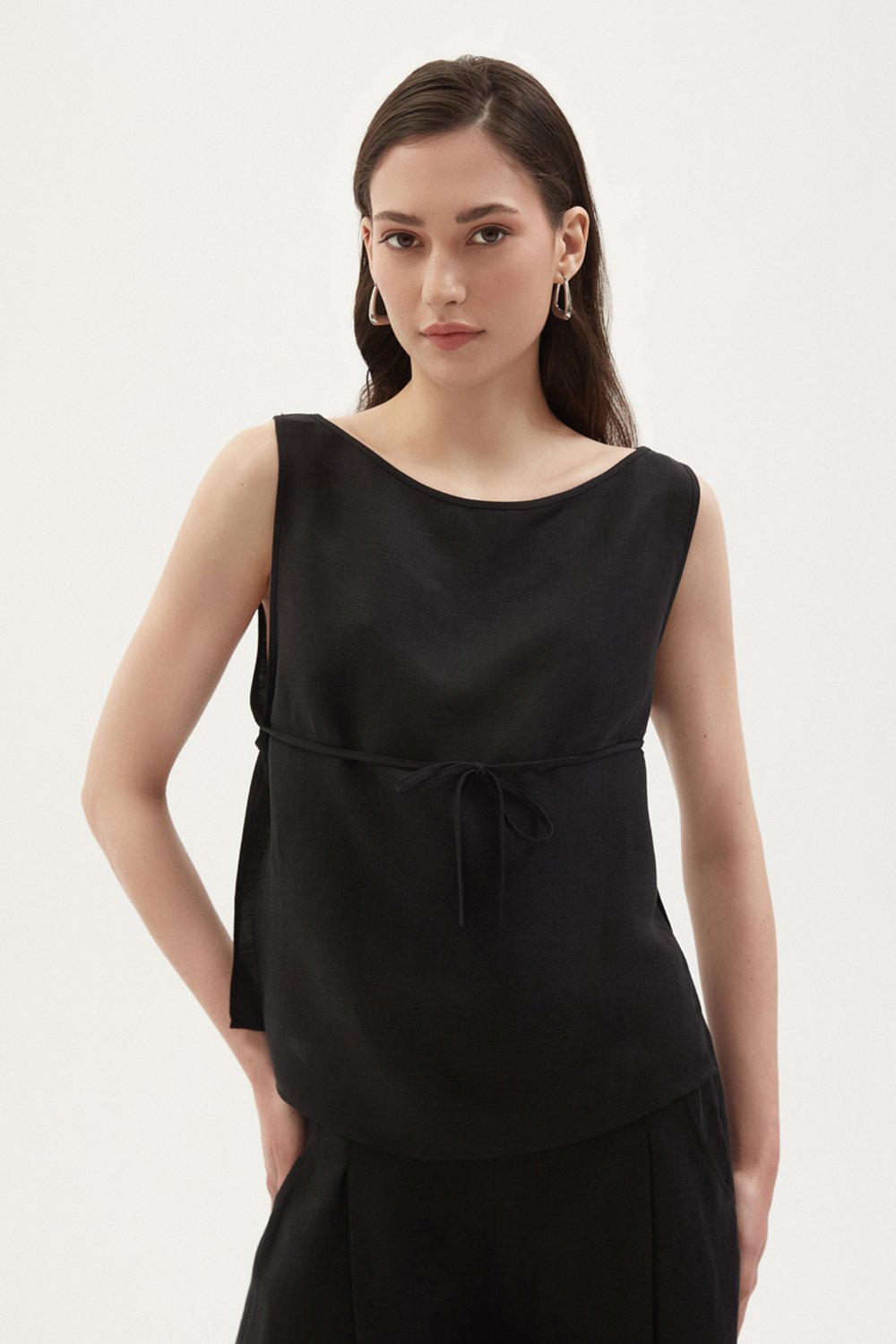 Towdoo-Poppy – Yan Bağlı Kolsuz Bluz – Siyah-Bluz-3-Milagron.com