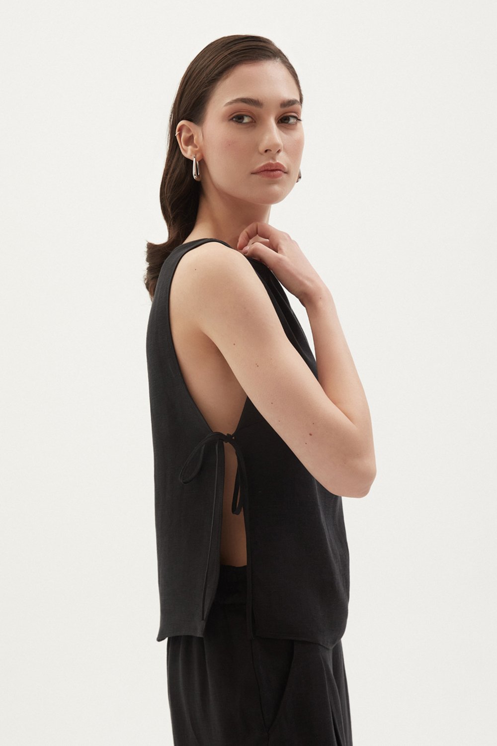 Towdoo-Poppy – Yan Bağlı Kolsuz Bluz – Siyah-Bluz-8-Milagron.com