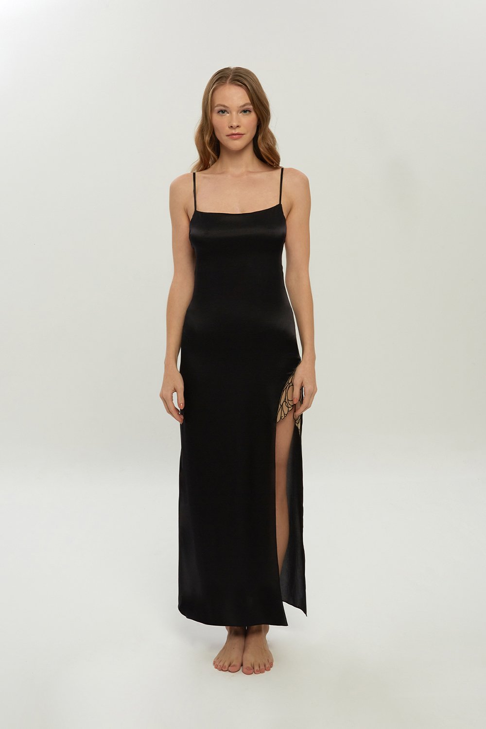 Valnue Lingerie-Luna Siyah Nakış Detaylı Yırtmaçlı İpek Gecelik-Gecelik-1-Milagron.com