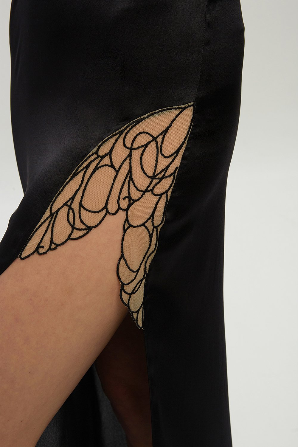 Valnue Lingerie-Luna Siyah Nakış Detaylı Yırtmaçlı İpek Gecelik-Gecelik-3-Milagron.com