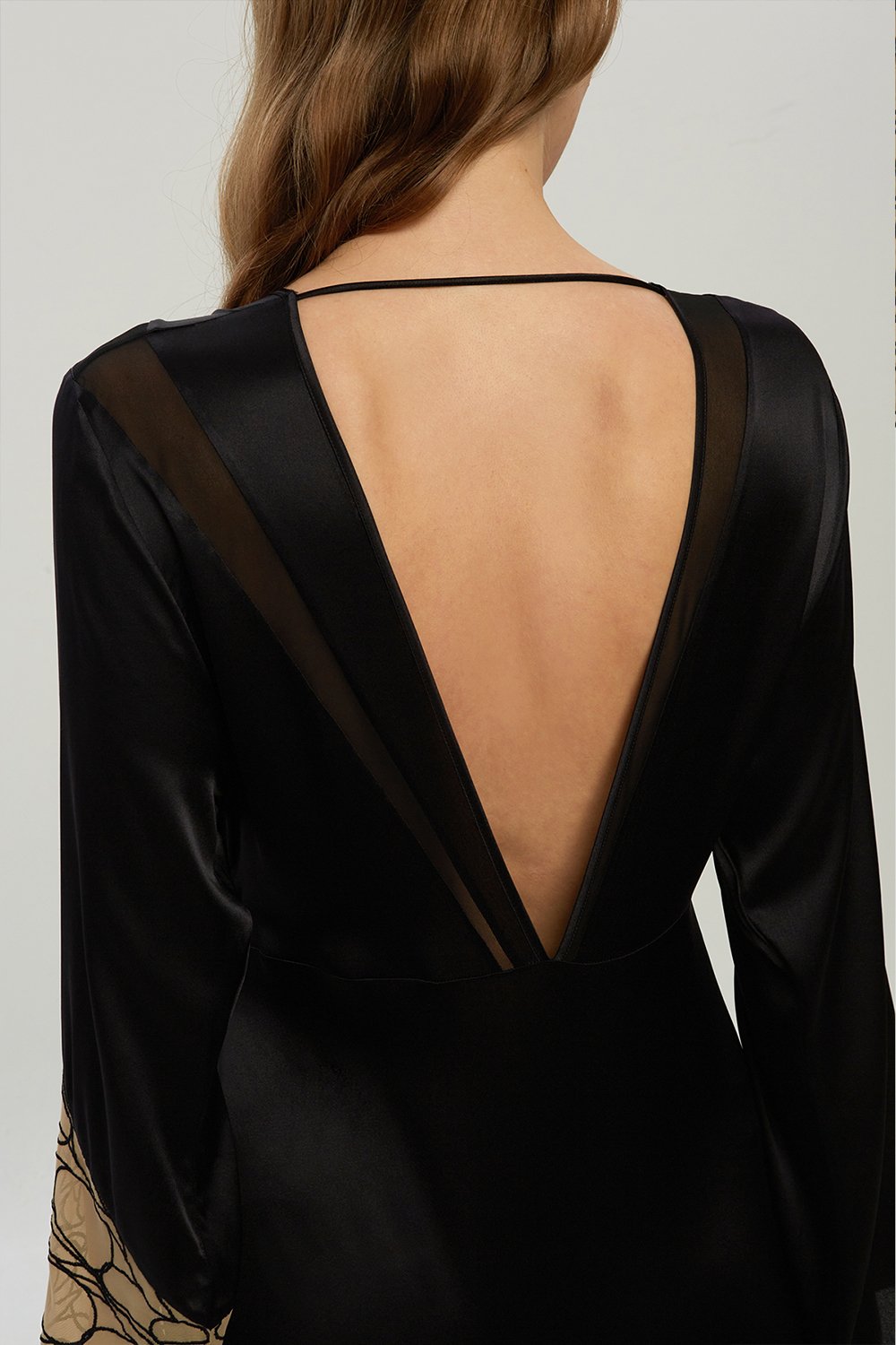 Valnue Lingerie-Olympia Siyah Nakış Detaylı Sırt Dekolteli İpek Sabahlık-Gecelik-2-Milagron.com