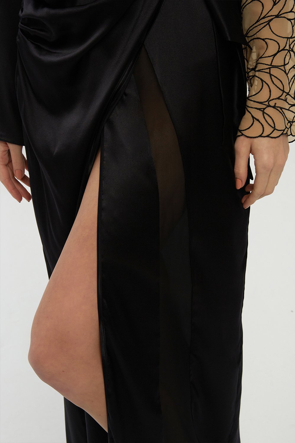 Valnue Lingerie-Olympia Siyah Nakış Detaylı Sırt Dekolteli İpek Sabahlık-Gecelik-3-Milagron.com