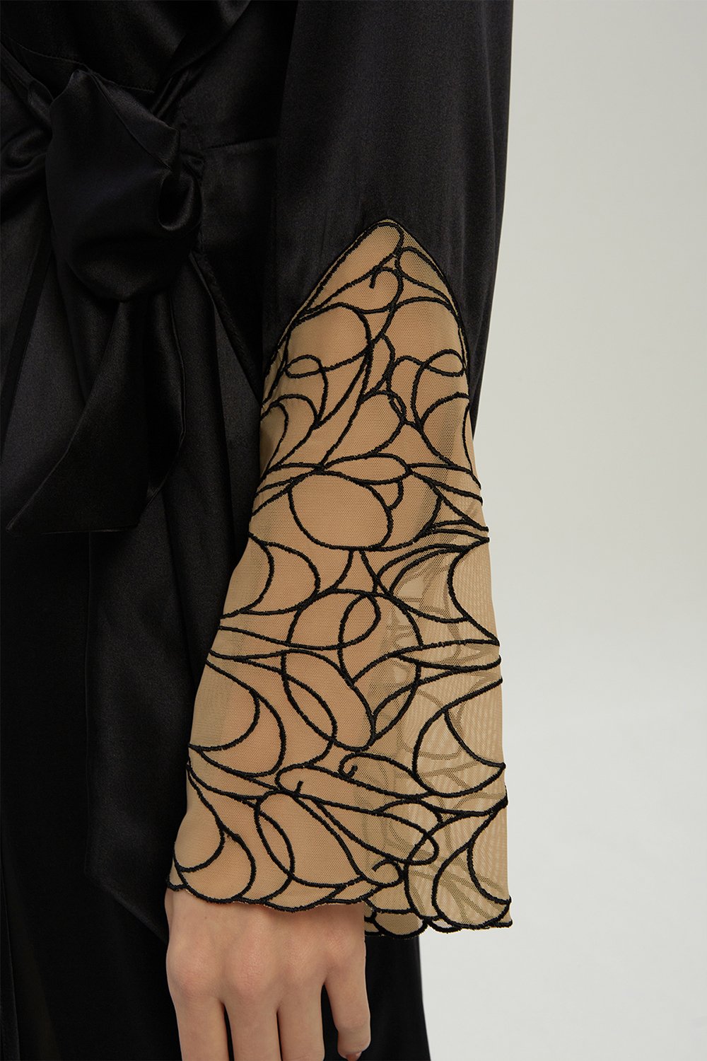 Valnue Lingerie-Olympia Siyah Nakış Detaylı Sırt Dekolteli İpek Sabahlık-Gecelik-4-Milagron.com