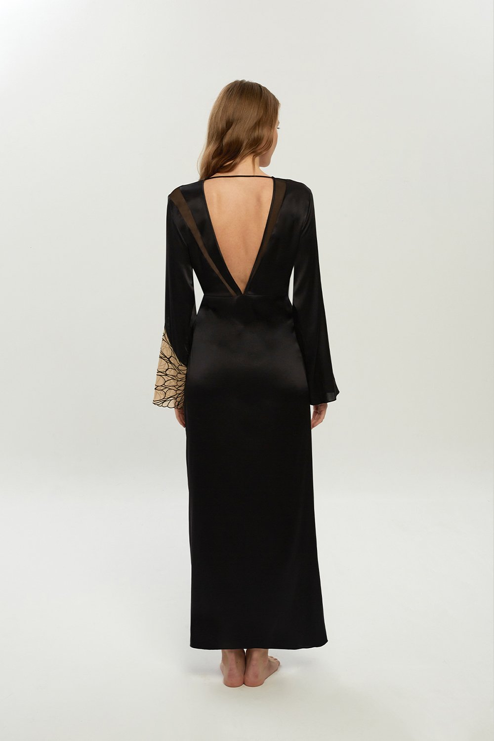 Valnue Lingerie-Olympia Siyah Nakış Detaylı Sırt Dekolteli İpek Sabahlık-Gecelik-6-Milagron.com