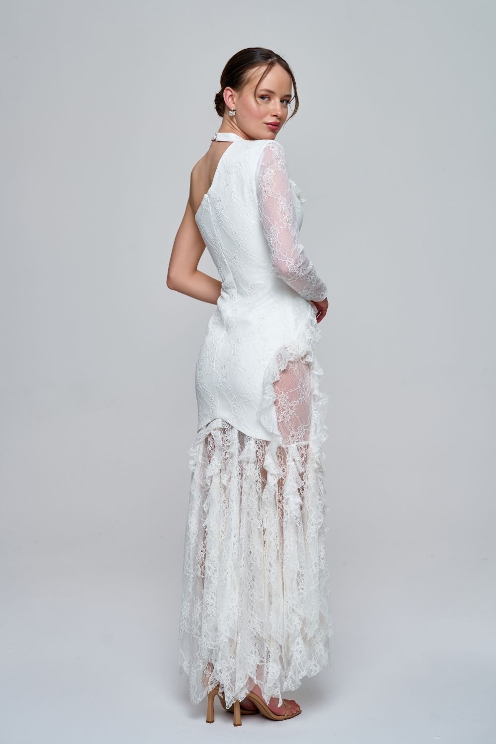 Zeynep Kaya-Asimetrik Volanlı Tek Kol Beyaz Dantel Elbise-Elbise-1-Milagron.com