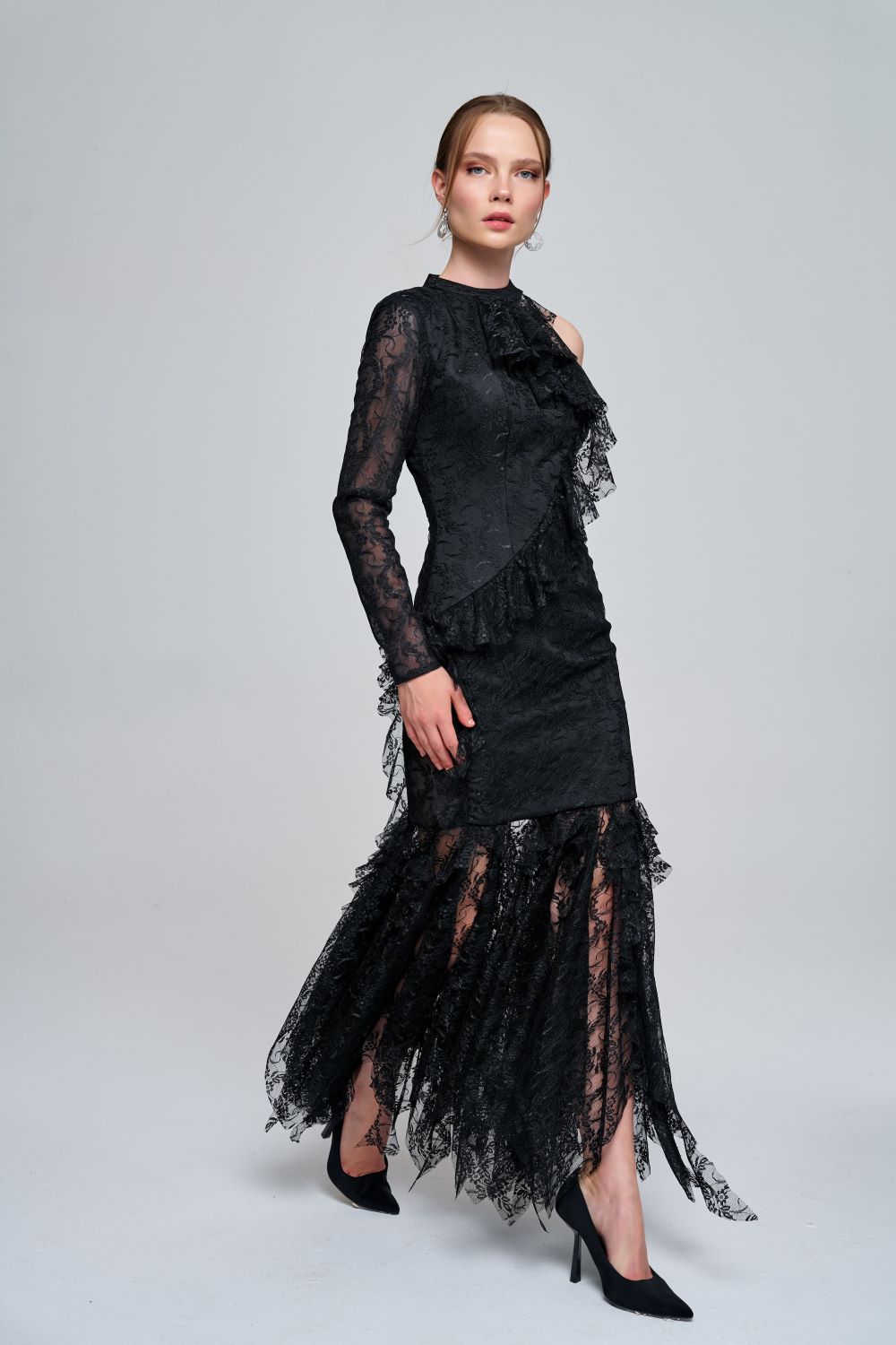 Zeynep Kaya-Asimetrik Volanlı Tek Kol Dantel Siyah Elbise-Elbise-1-Milagron.com