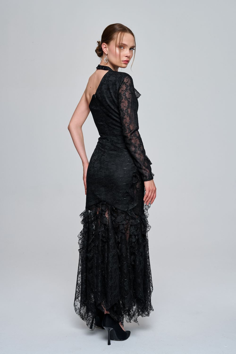 Zeynep Kaya-Asimetrik Volanlı Tek Kol Dantel Siyah Elbise-Elbise-2-Milagron.com