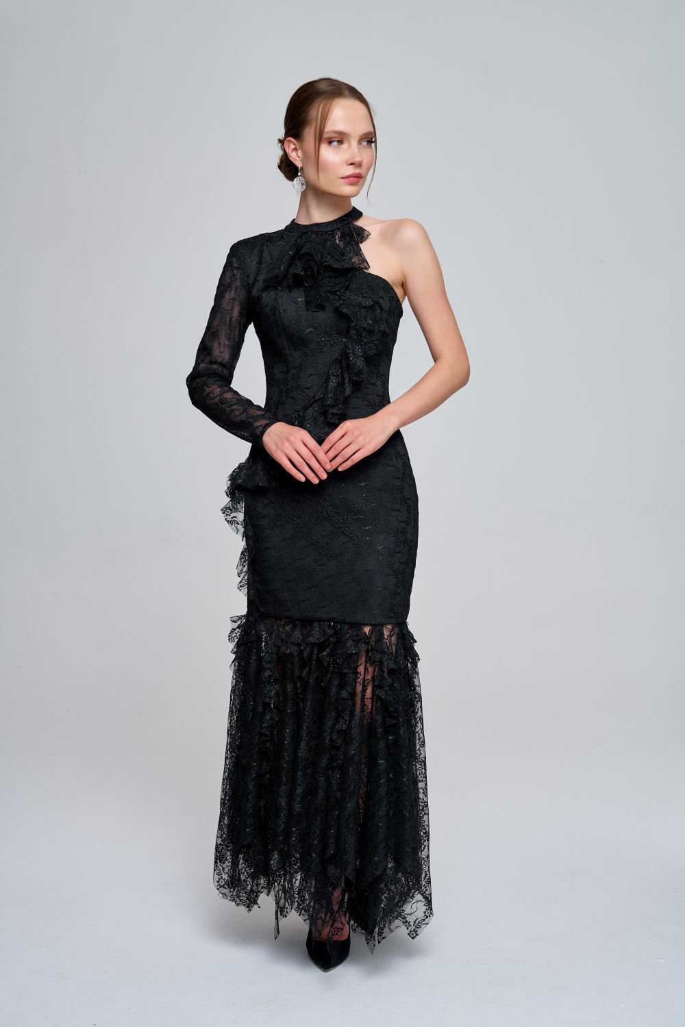 Zeynep Kaya-Asimetrik Volanlı Tek Kol Dantel Siyah Elbise-Elbise-5-Milagron.com