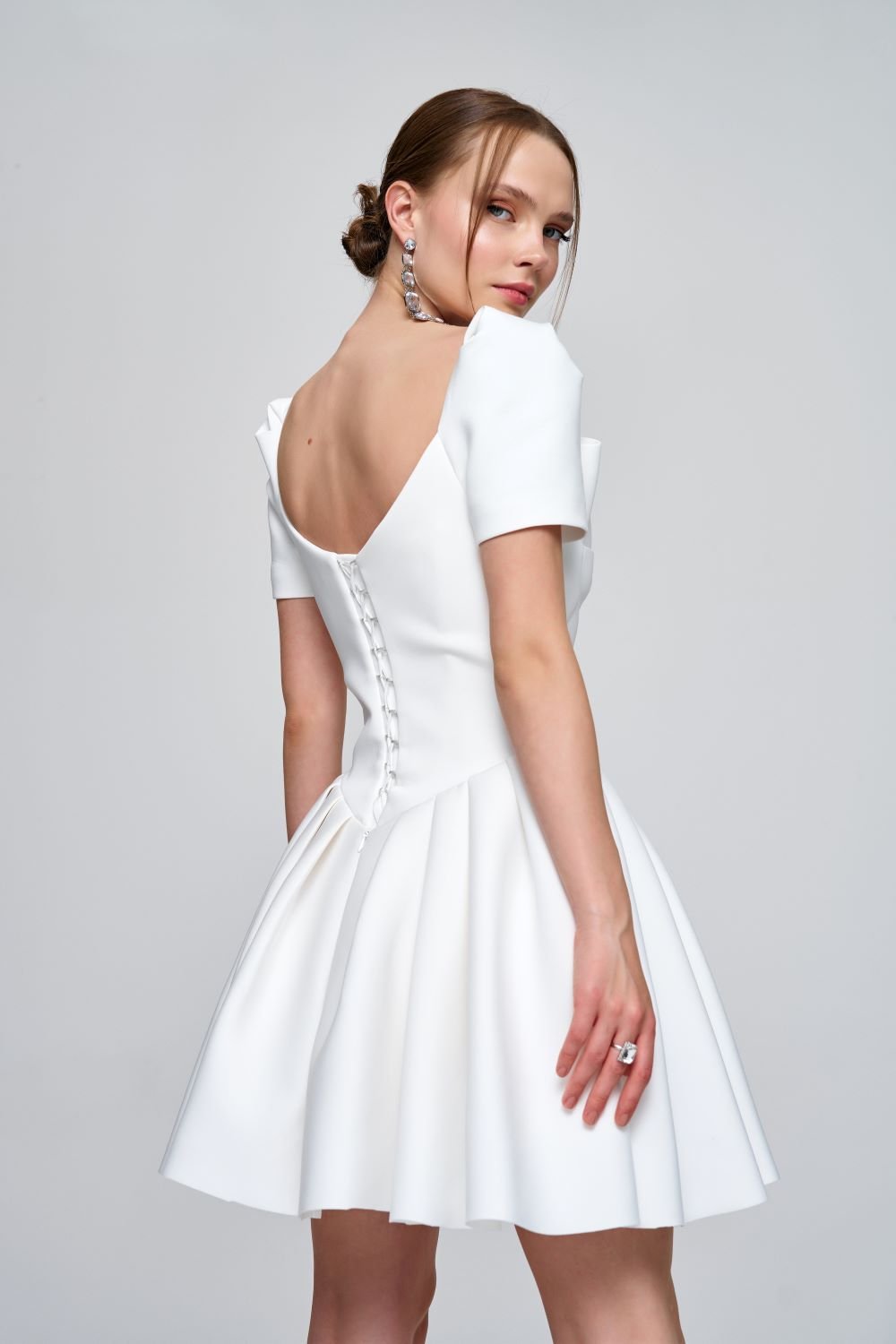 Zeynep Kaya-Fiyonk Yaka Mini Beyaz Elbise-Elbise-5-Milagron.com