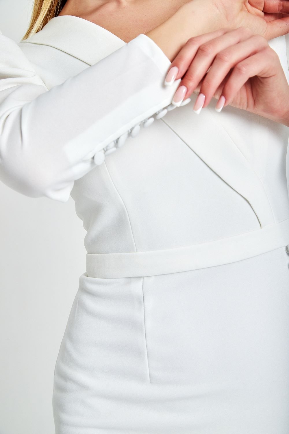 Zeynep Kaya-Vücuda Oturan Midi Çok Düğmeli Beyaz Elbise-Elbise-5-Milagron.com