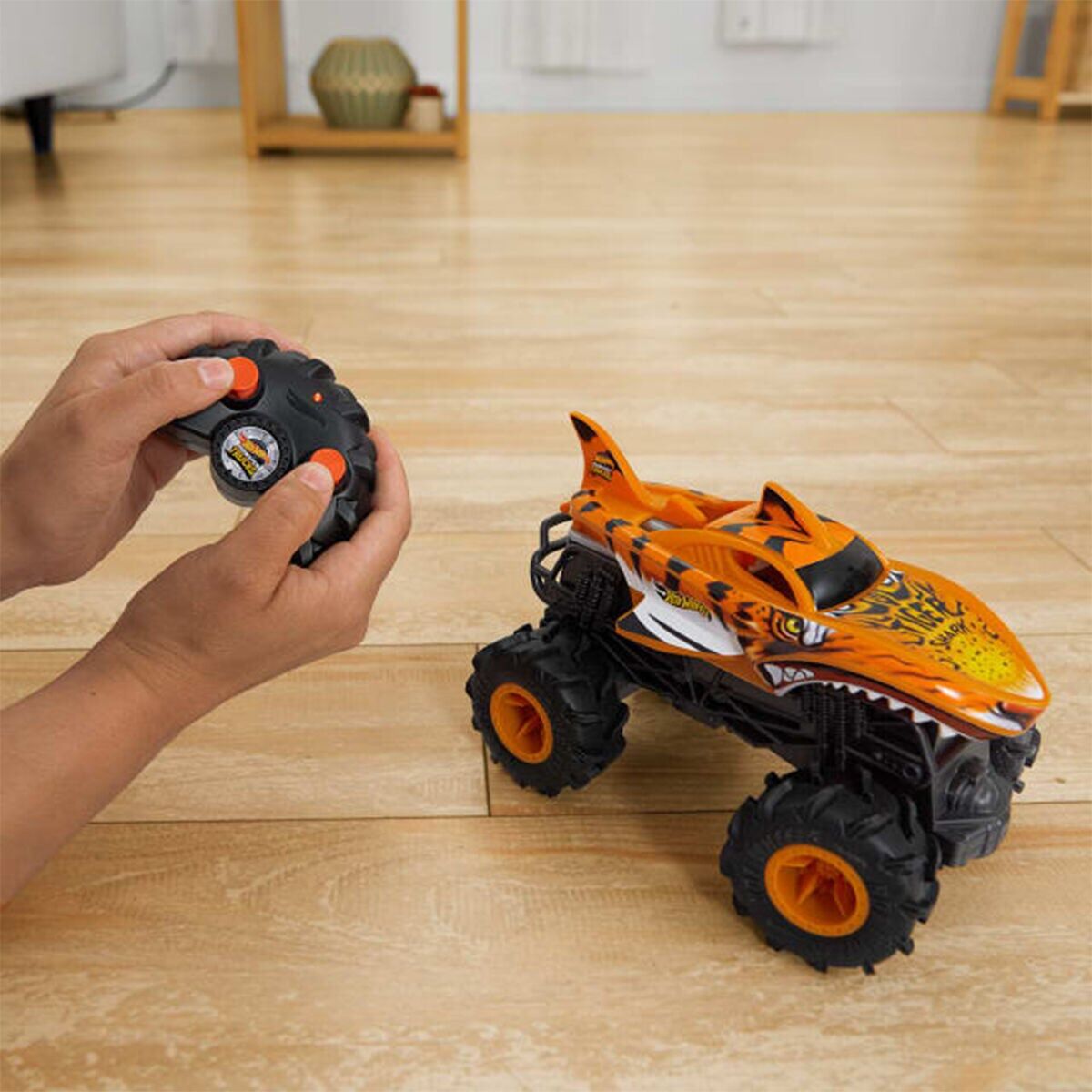 Hnv03 Hot Wheels Monster Trucks Rc 1:24 Tiger Shark Uzaktan Kumandalı Araç