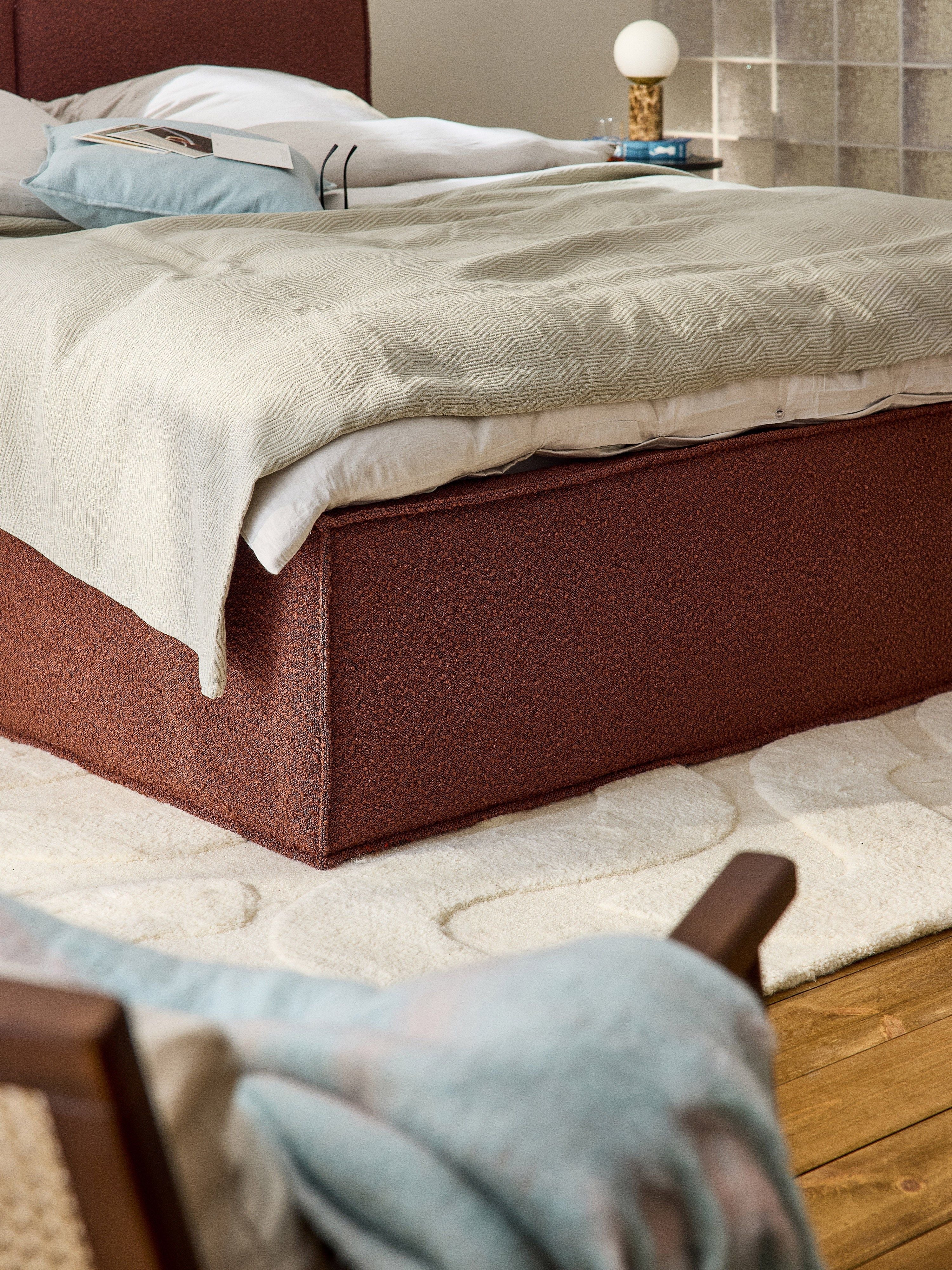 Boucle Kaplı Şifonyerli Yatak Terracotta