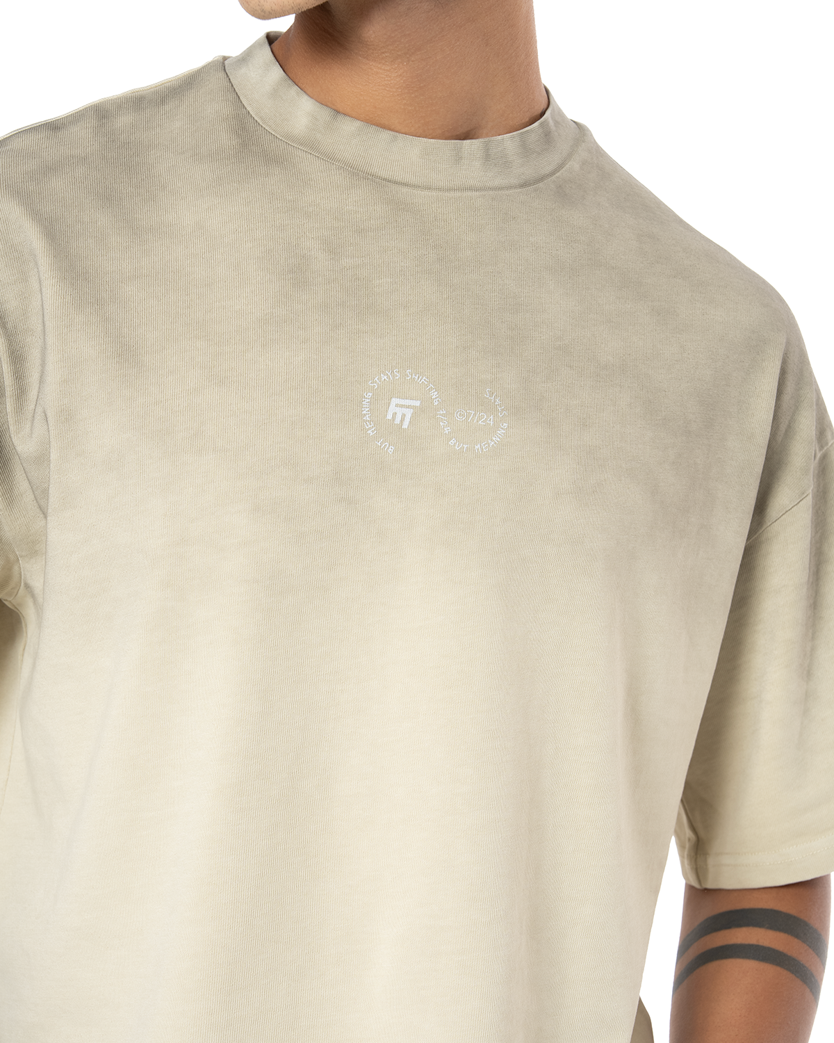 Unisex Boxy Fit Yıkamalı Sprey Efektli Baskılı Tişört - Latte - 3