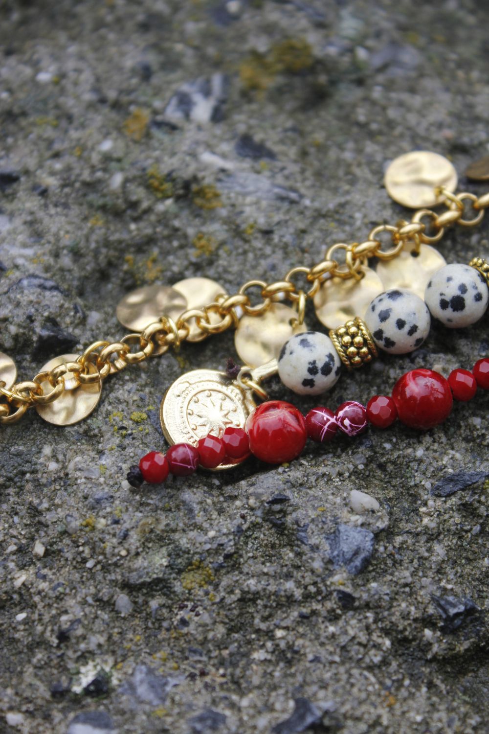 Le Dalmatien Kırmızı Ekru Gold Boncuklu Madalyon Detaylı Zincirli Çanta Charmı ve Anahtarlık - 1