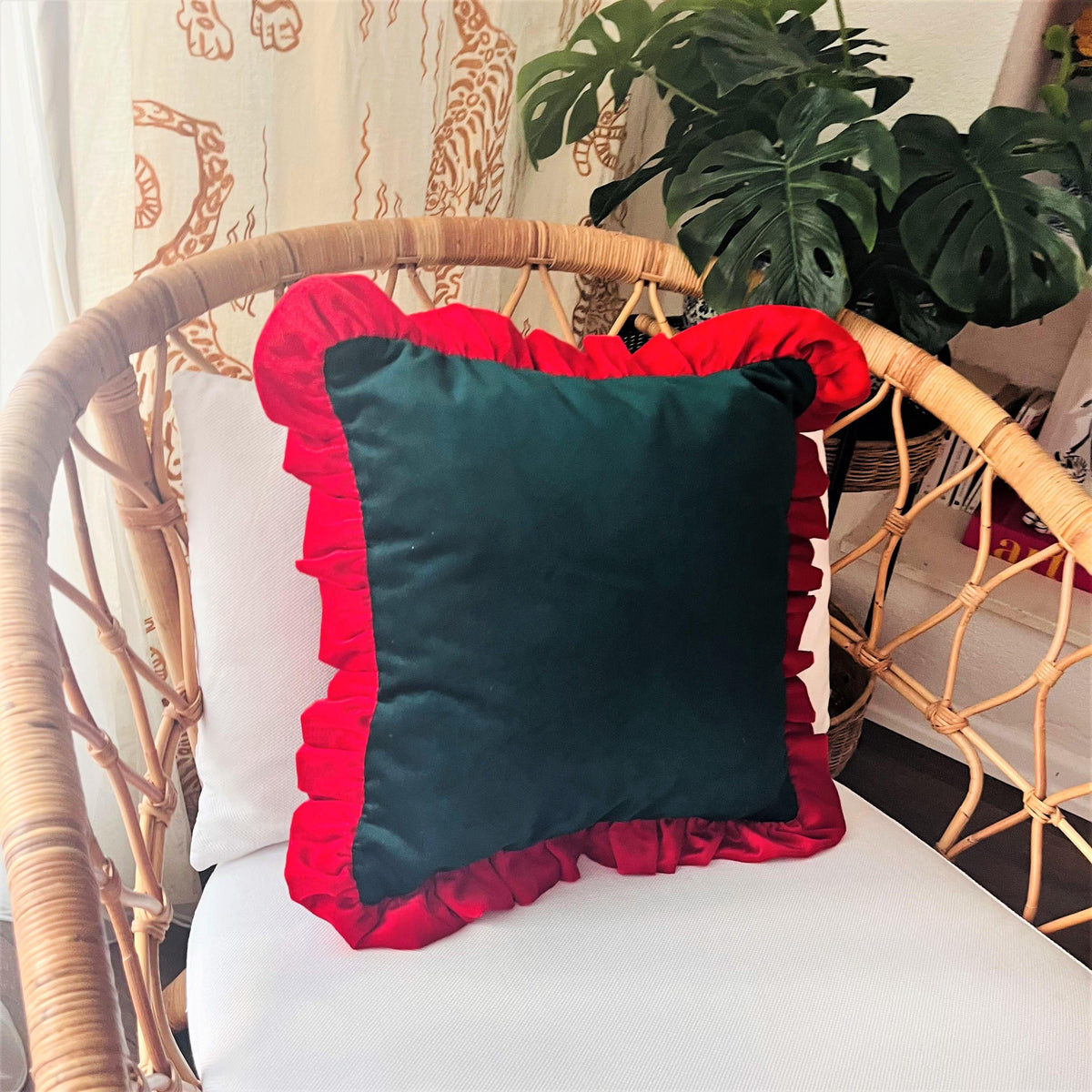 Kırmızı Fırfırlı Yeşil Kadife Kırlent Kılıfı 45 X 45 Cm - 2
