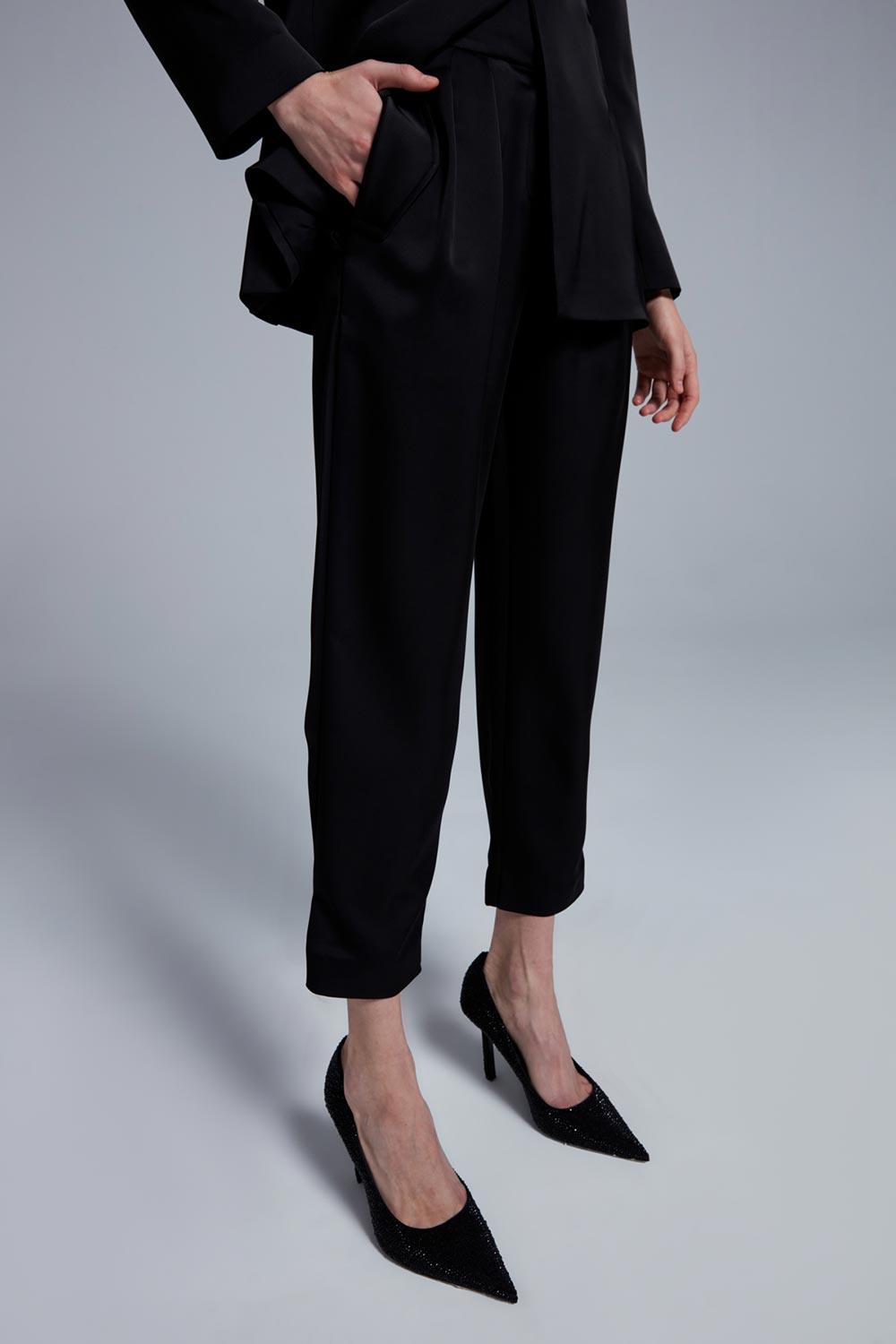 Fickle Hearts-Taylor Siyah Saten Havuç Pantolon-Kumaş Pantolon-2-Milagron.com