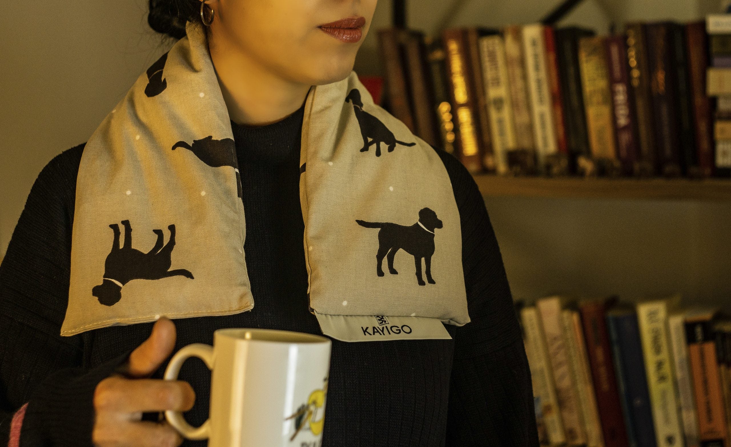 Kayigo-Warmy Ilık Sarılma Yastığı Black Dog-Boyun Yastığı-3-Milagron.com