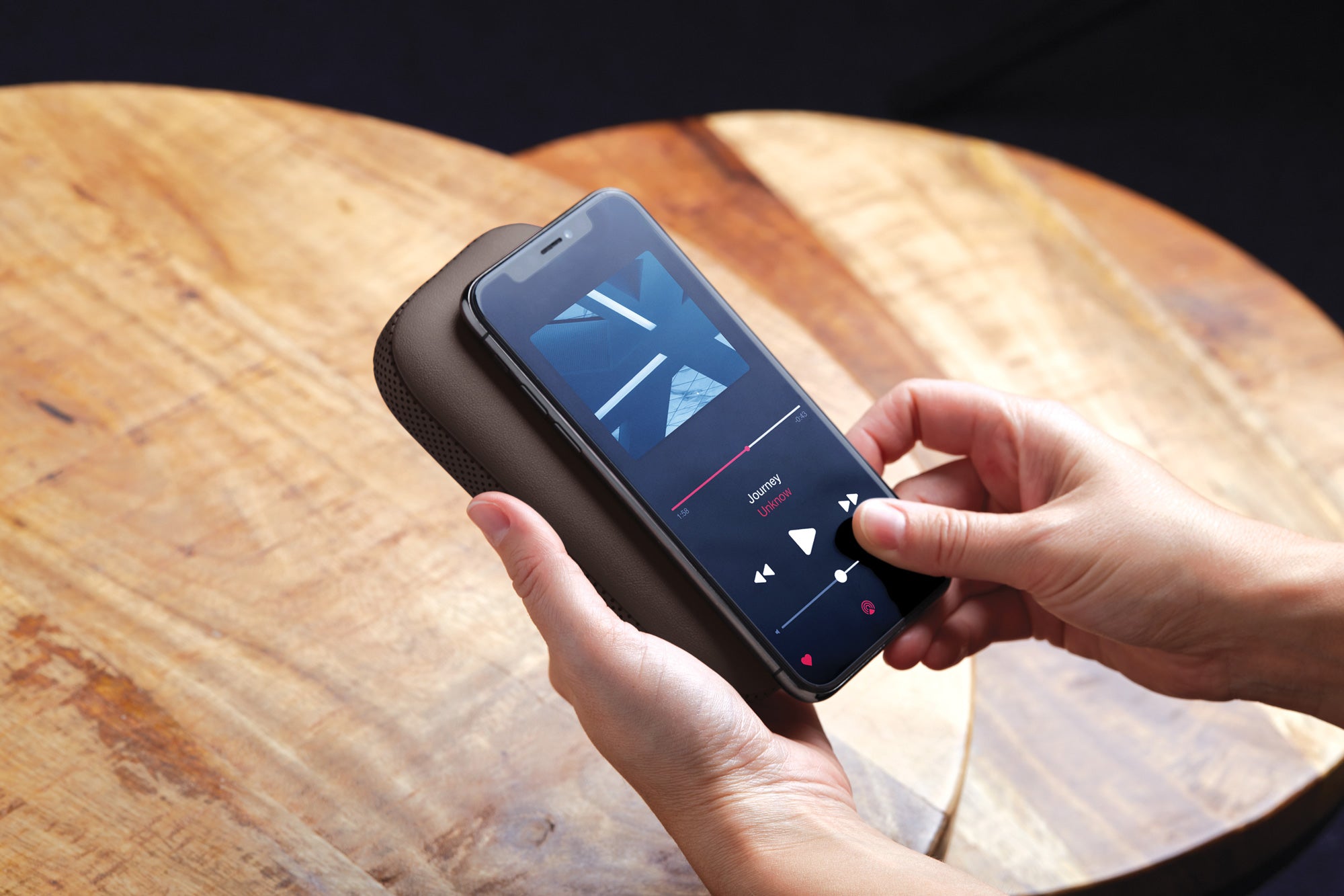 Lexon-Powersound Deri Kablosuz şarj Cihazı Ve Bluetooth Hoparlör Kahverengi-Taşınabilir Hoparlör-3-Milagron.com