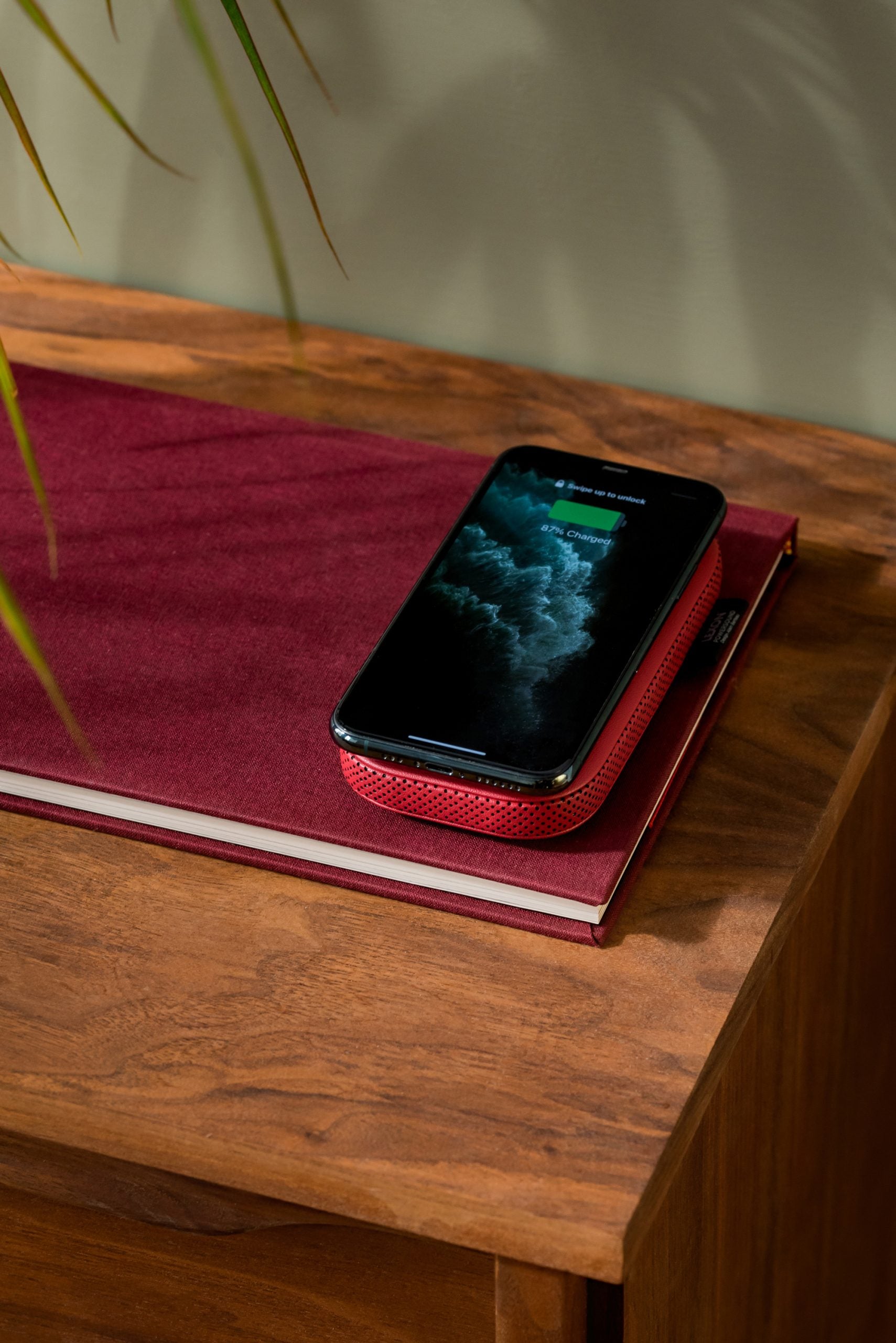 Lexon-Powersound Deri Kablosuz şarj Cihazı Ve Bluetooth Hoparlör Kırmızı-Taşınabilir Hoparlör-3-Milagron.com