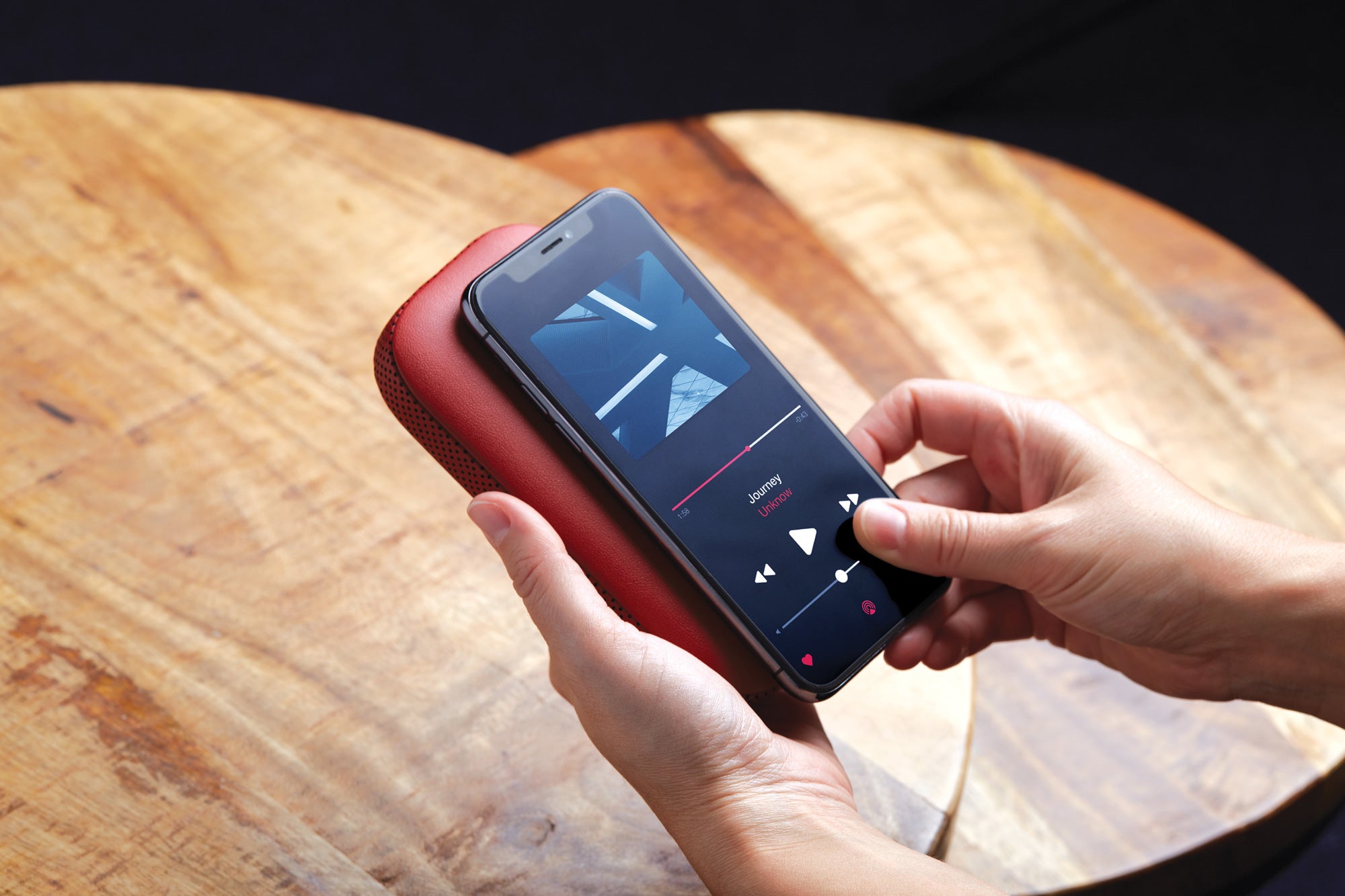 Lexon-Powersound Deri Kablosuz şarj Cihazı Ve Bluetooth Hoparlör Kırmızı-Taşınabilir Hoparlör-6-Milagron.com