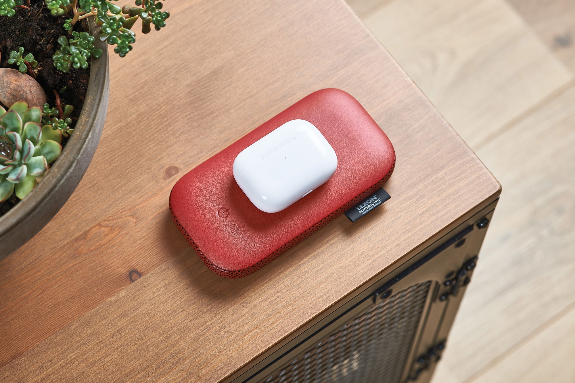 Lexon-Powersound Deri Kablosuz şarj Cihazı Ve Bluetooth Hoparlör Kırmızı-Taşınabilir Hoparlör-7-Milagron.com