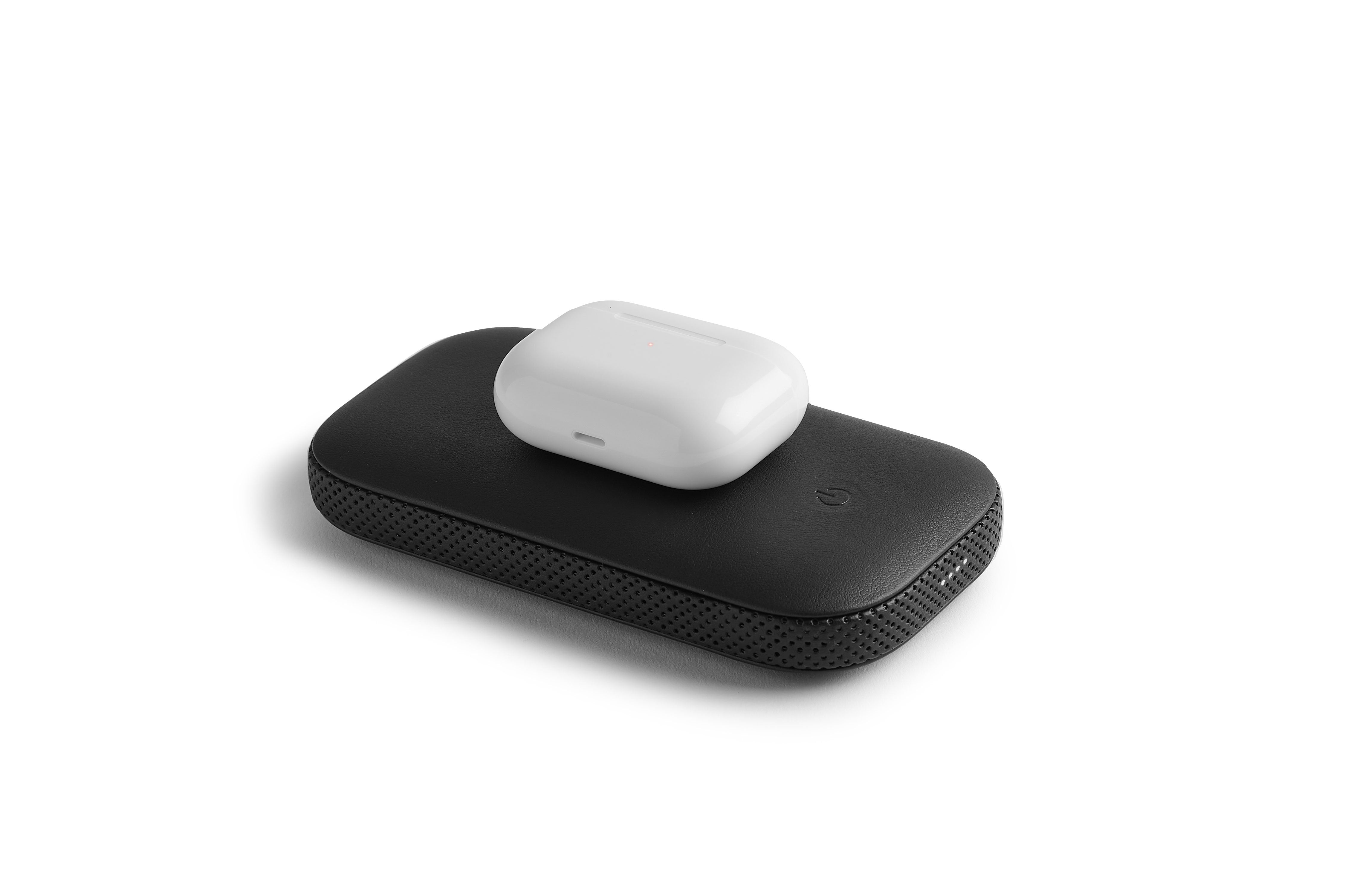 Lexon-Powersound Deri Kablosuz şarj Cihazı Ve Bluetooth Hoparlör Siyah-Taşınabilir Hoparlör-4-Milagron.com