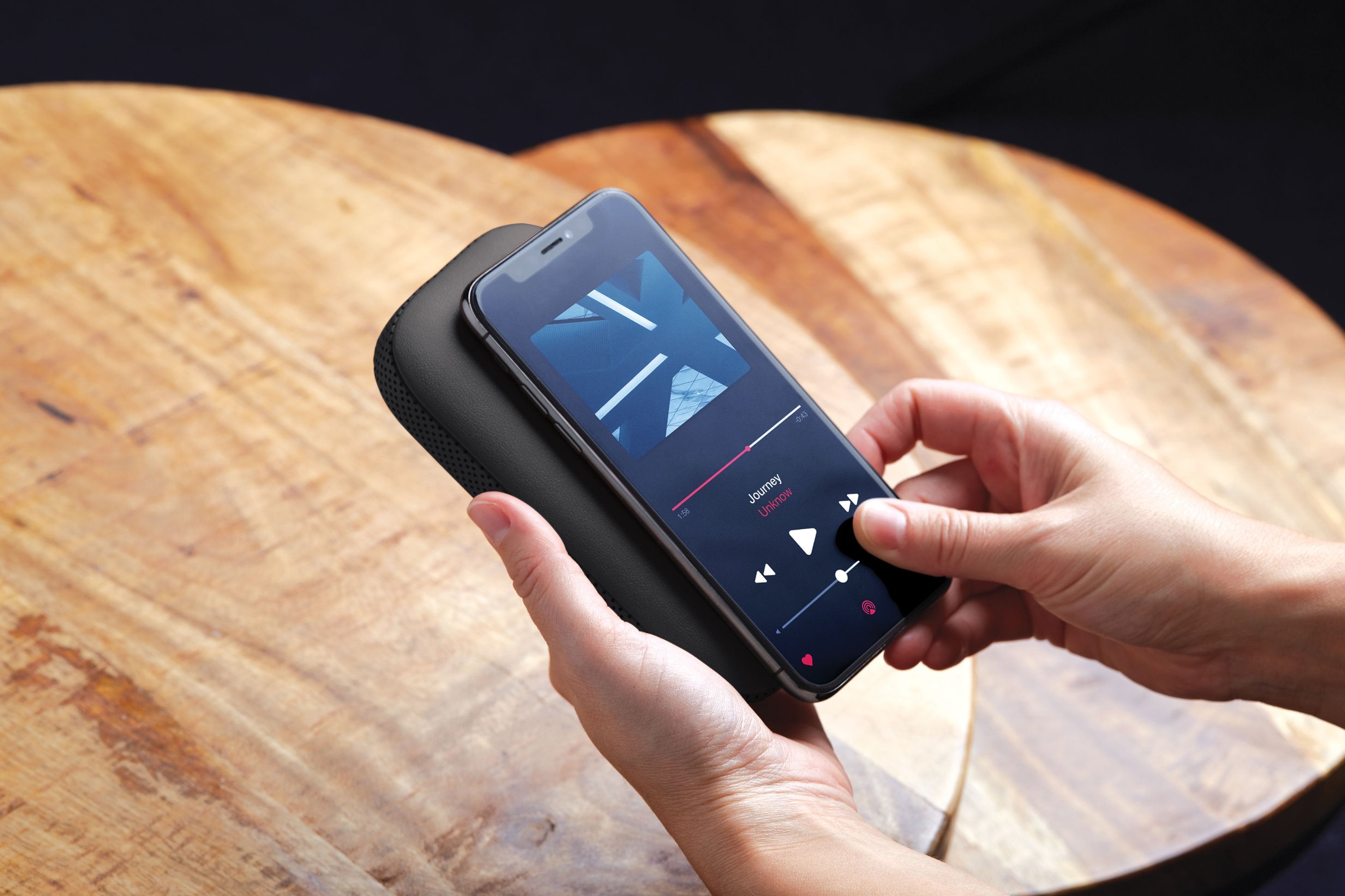 Lexon-Powersound Deri Kablosuz şarj Cihazı Ve Bluetooth Hoparlör Siyah-Taşınabilir Hoparlör-7-Milagron.com