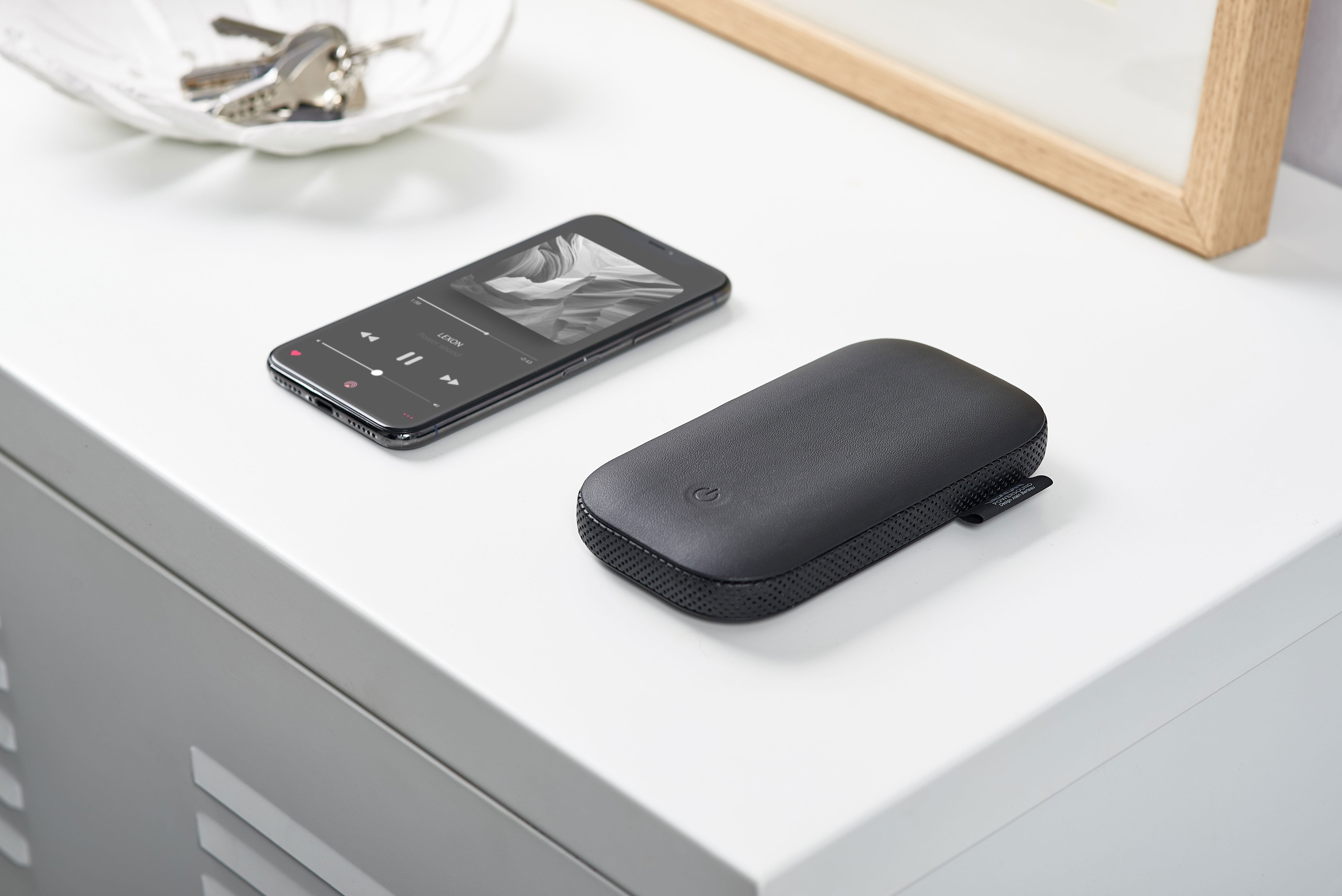 Lexon-Powersound Deri Kablosuz şarj Cihazı Ve Bluetooth Hoparlör Siyah-Taşınabilir Hoparlör-8-Milagron.com