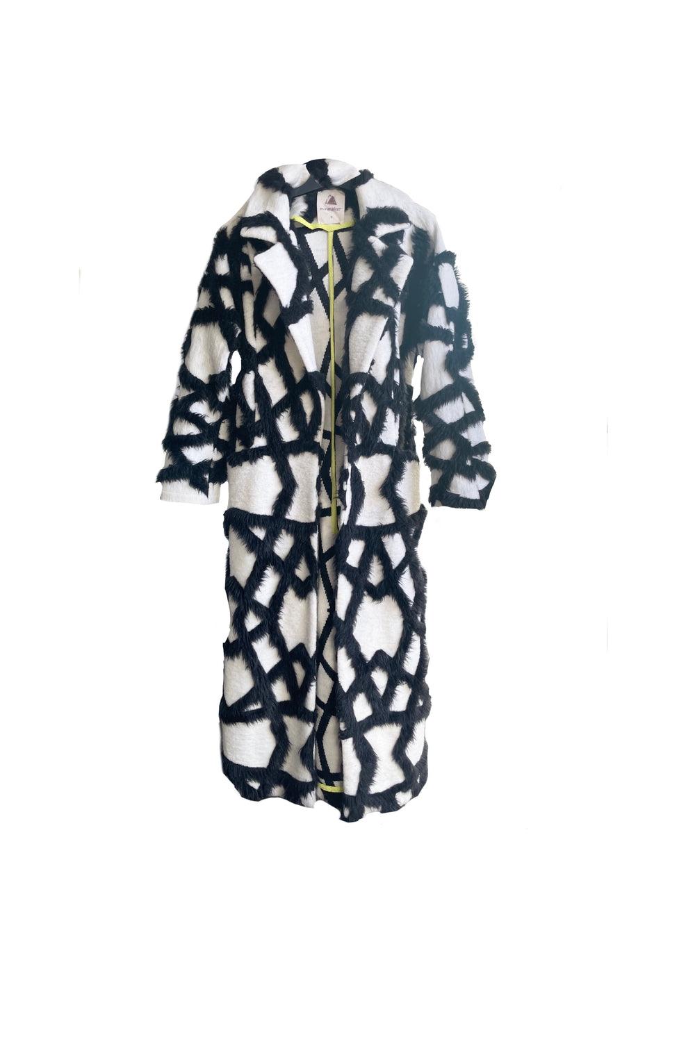 Mirimalist-XXX Siyah Beyaz Kürk Uzun Kaban-Kaban-1-Milagron.com