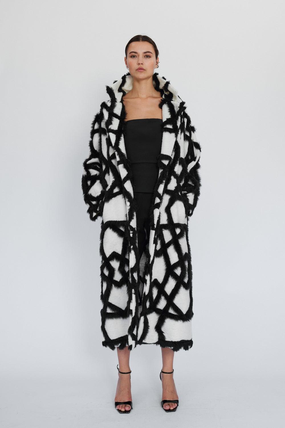 Mirimalist-XXX Siyah Beyaz Kürk Uzun Kaban-Kaban-2-Milagron.com