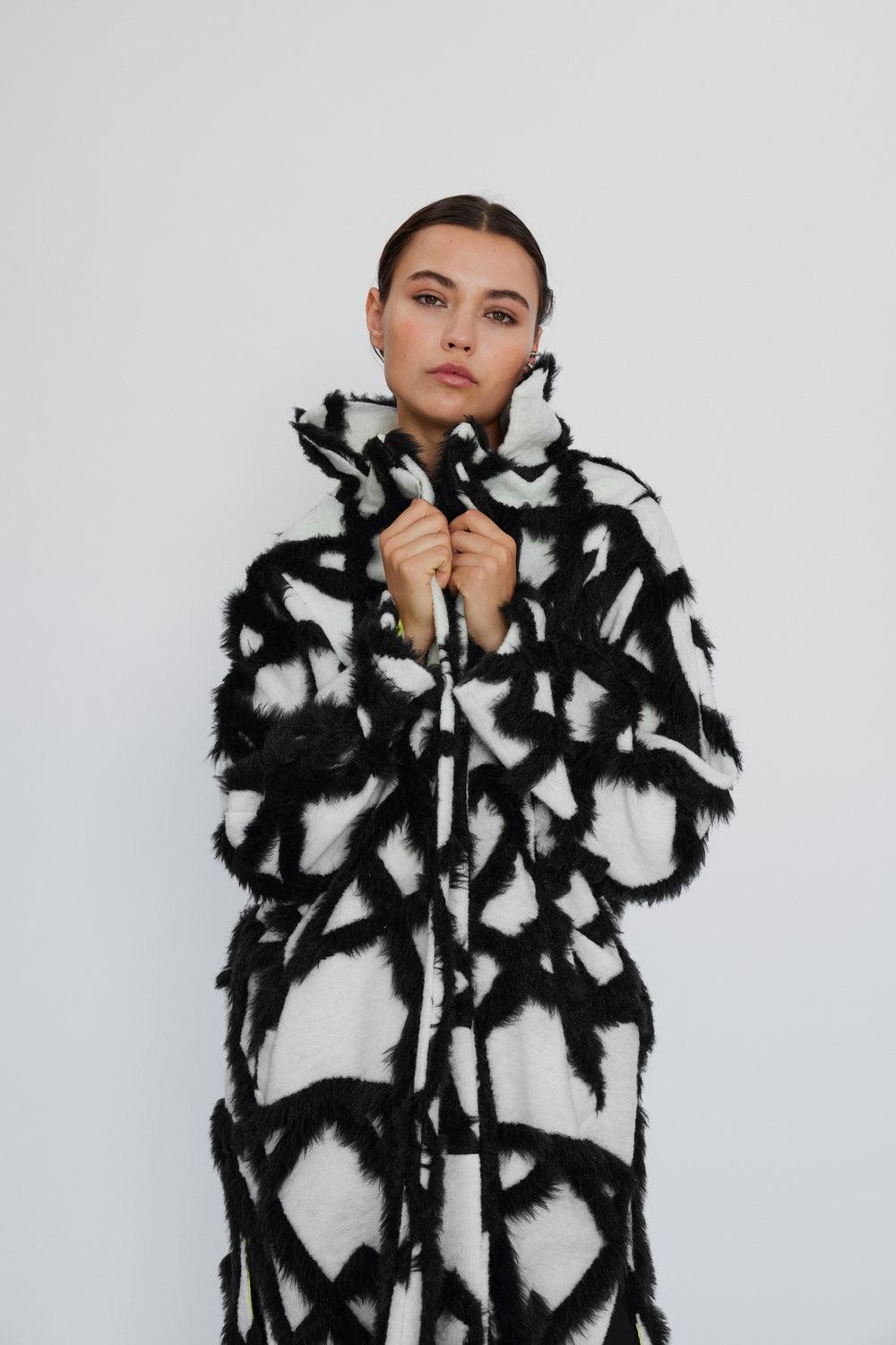 Mirimalist-XXX Siyah Beyaz Kürk Uzun Kaban-Kaban-4-Milagron.com