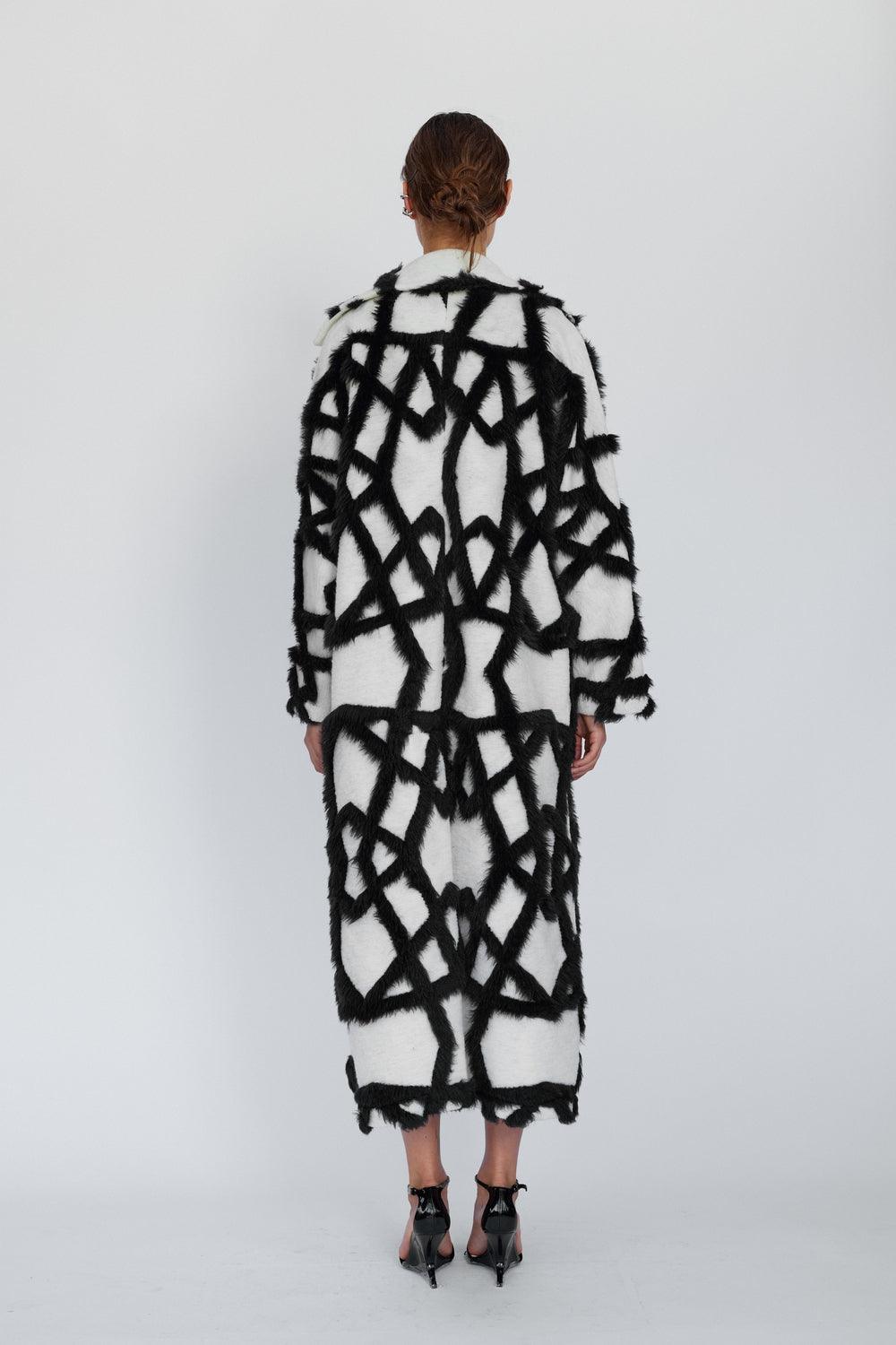 Mirimalist-XXX Siyah Beyaz Kürk Uzun Kaban-Kaban-5-Milagron.com