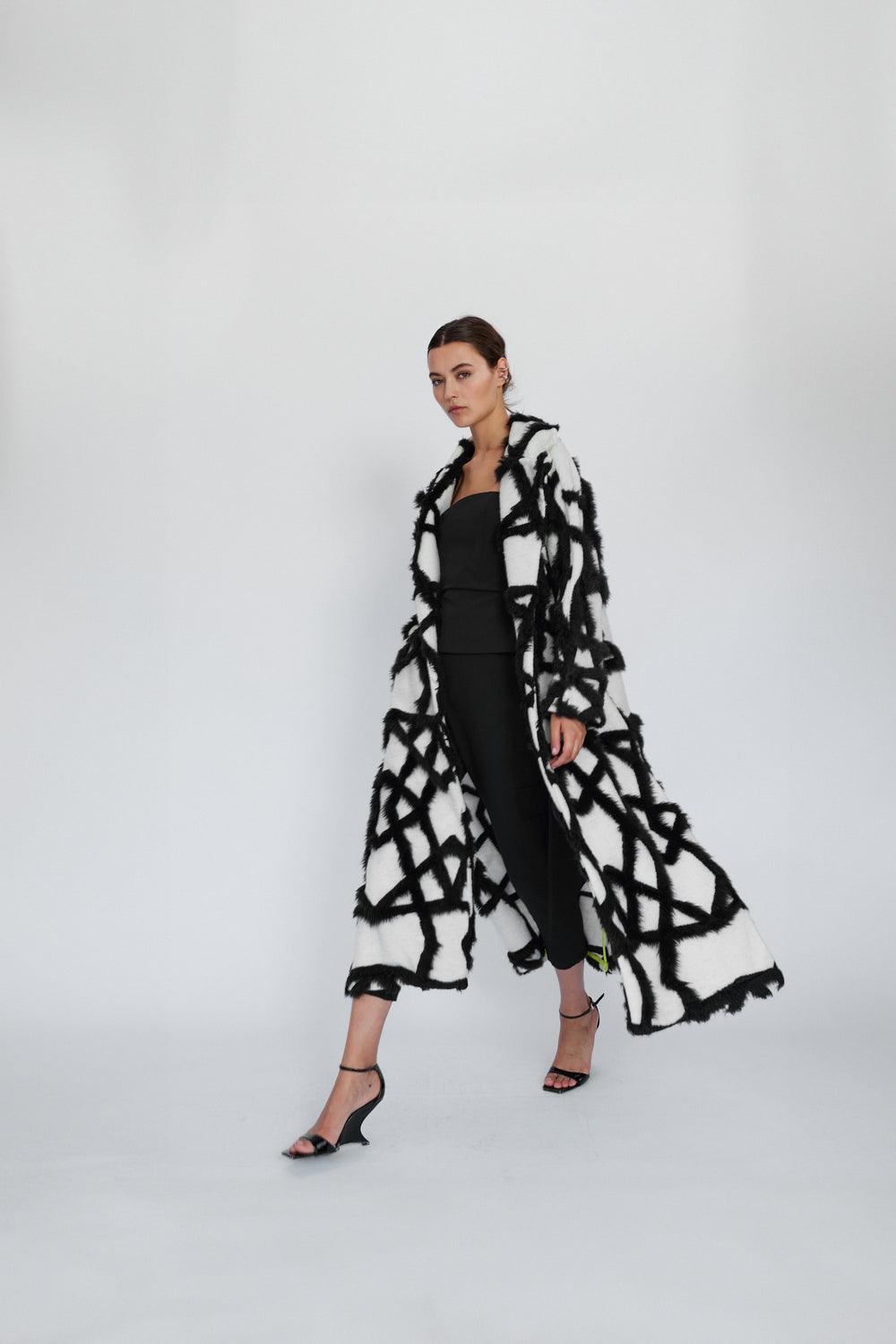 Mirimalist-XXX Siyah Beyaz Kürk Uzun Kaban-Kaban-6-Milagron.com