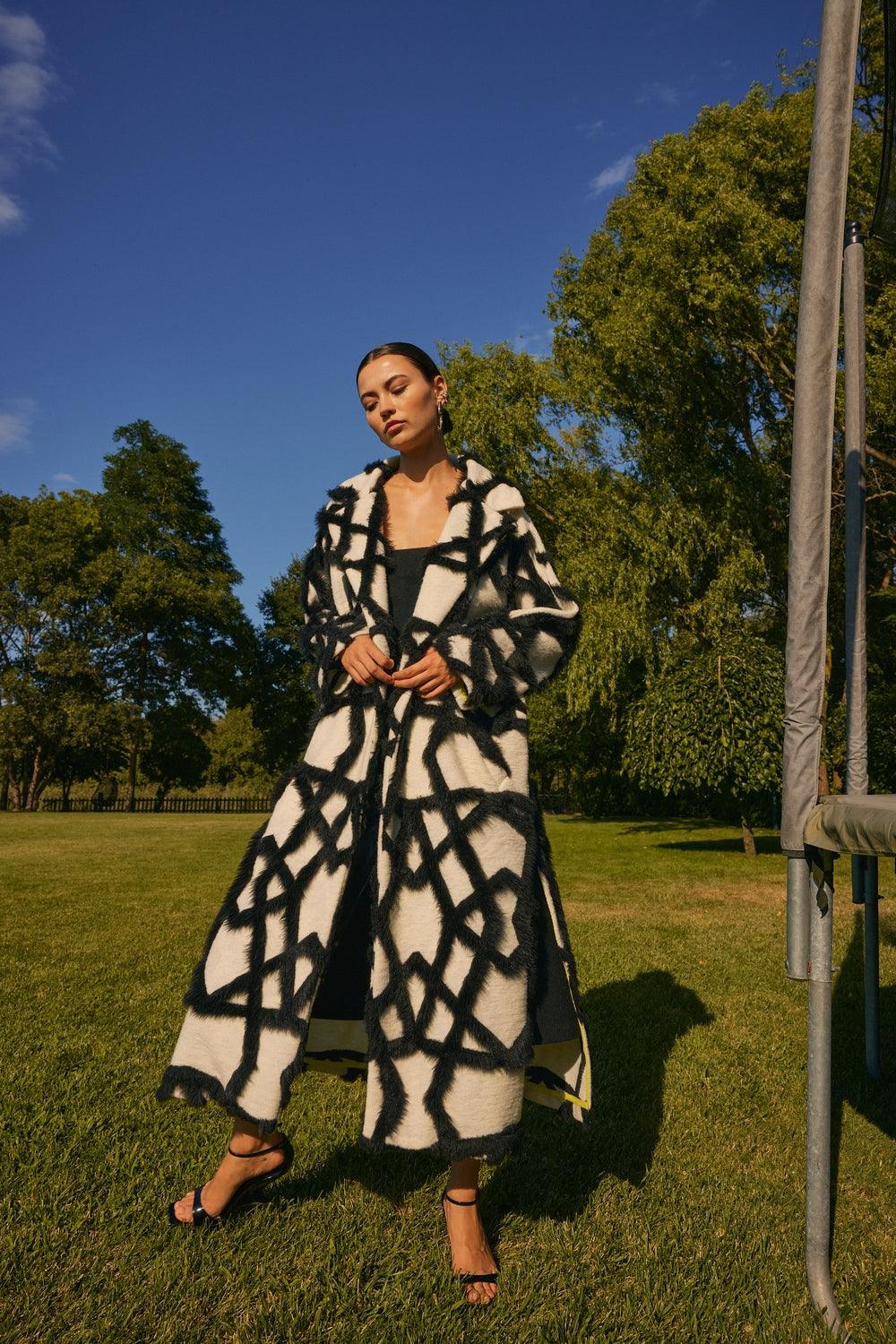 Mirimalist-XXX Siyah Beyaz Kürk Uzun Kaban-Kaban-8-Milagron.com